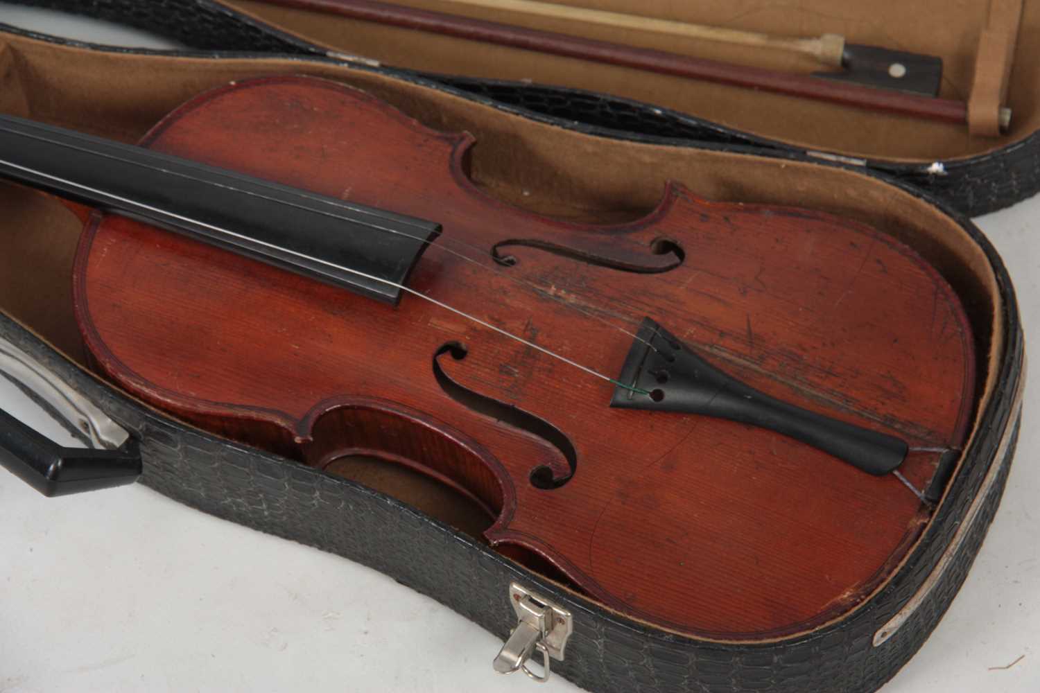 A 19TH CENTURY VIOLIN - Image 4 of 17