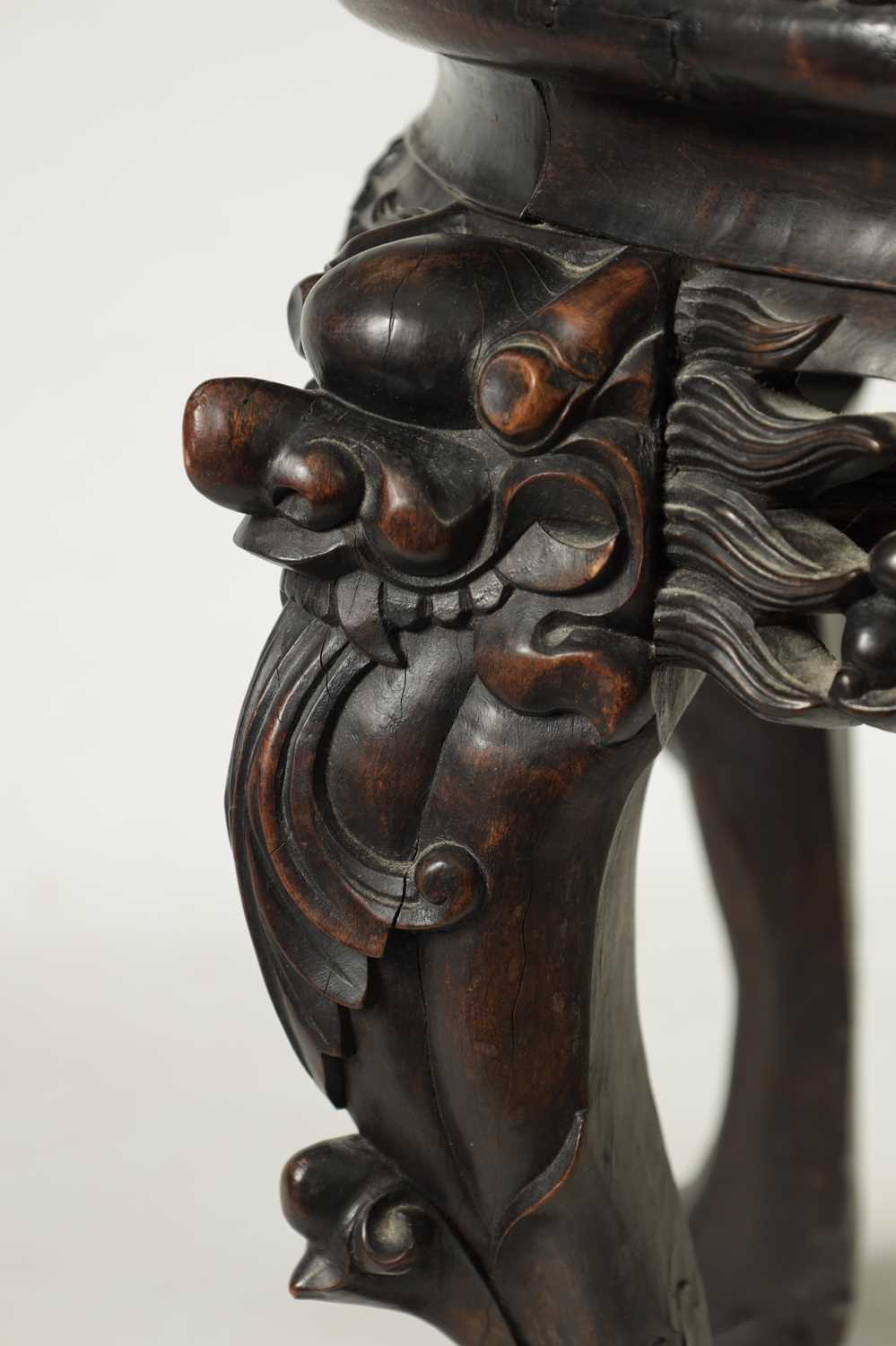 A 19TH CENTURY CHINESE HARDWOOD VASE STAND - Image 4 of 8