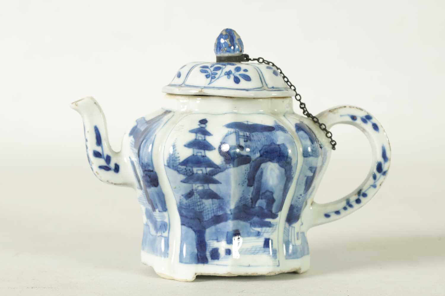 AN 18TH CENTURY CHINESE BLUE AND WHITE SMALL TEAPOT - Image 2 of 12