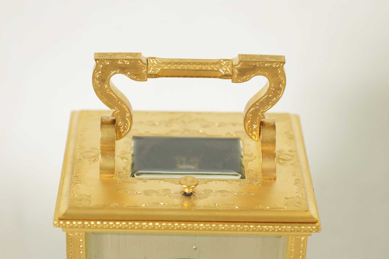 A FINELY ENGRAVED ENGLISH CASED REPEATING CARRIAGE CLOCK - Image 3 of 8