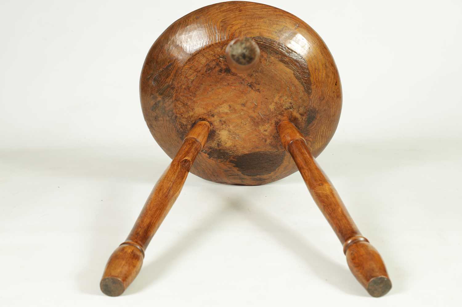 A GOOD GEORGE III ELM CHEESE TOP CRICKET TABLE - Image 5 of 5