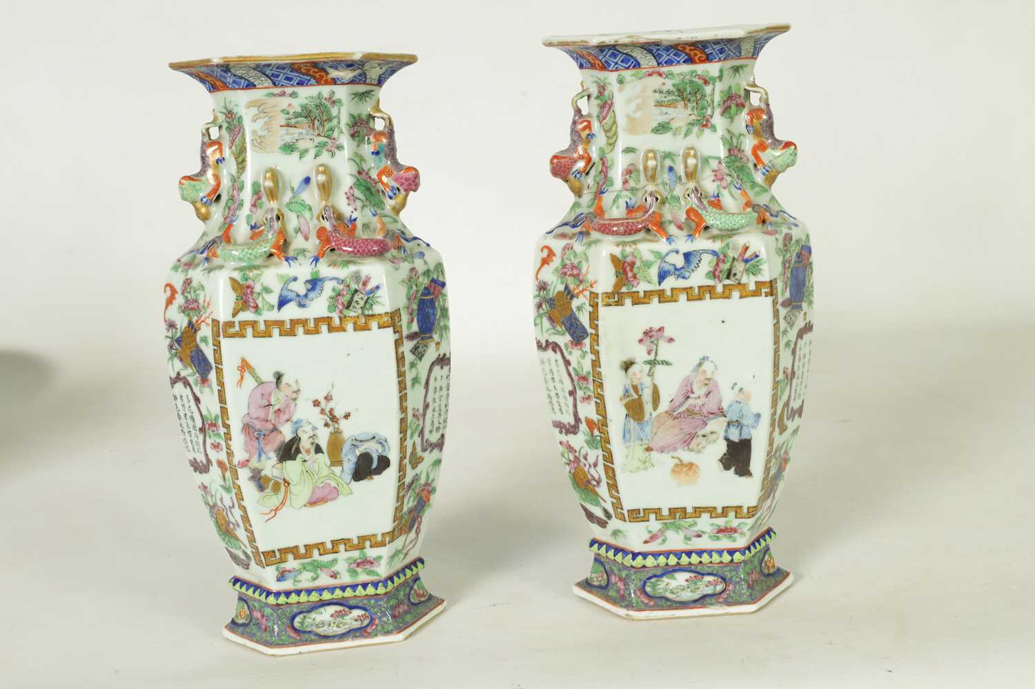 A PAIR 19TH CENTURY CHINESE CANTON FAMILLE ROSE SHAPED RECTANGULAR POLYCHROME VASES - Image 12 of 15