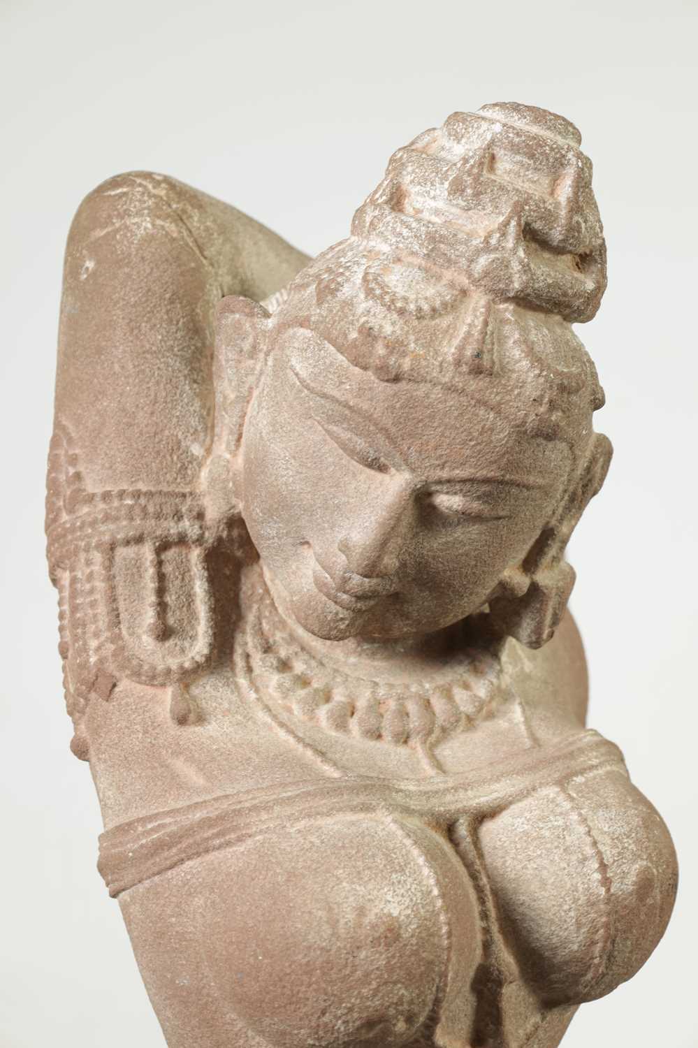 A 12TH CENTURY CARVED RED SANDSTONE NORTHERN INDIAN APSARA FIGURE - Image 2 of 14