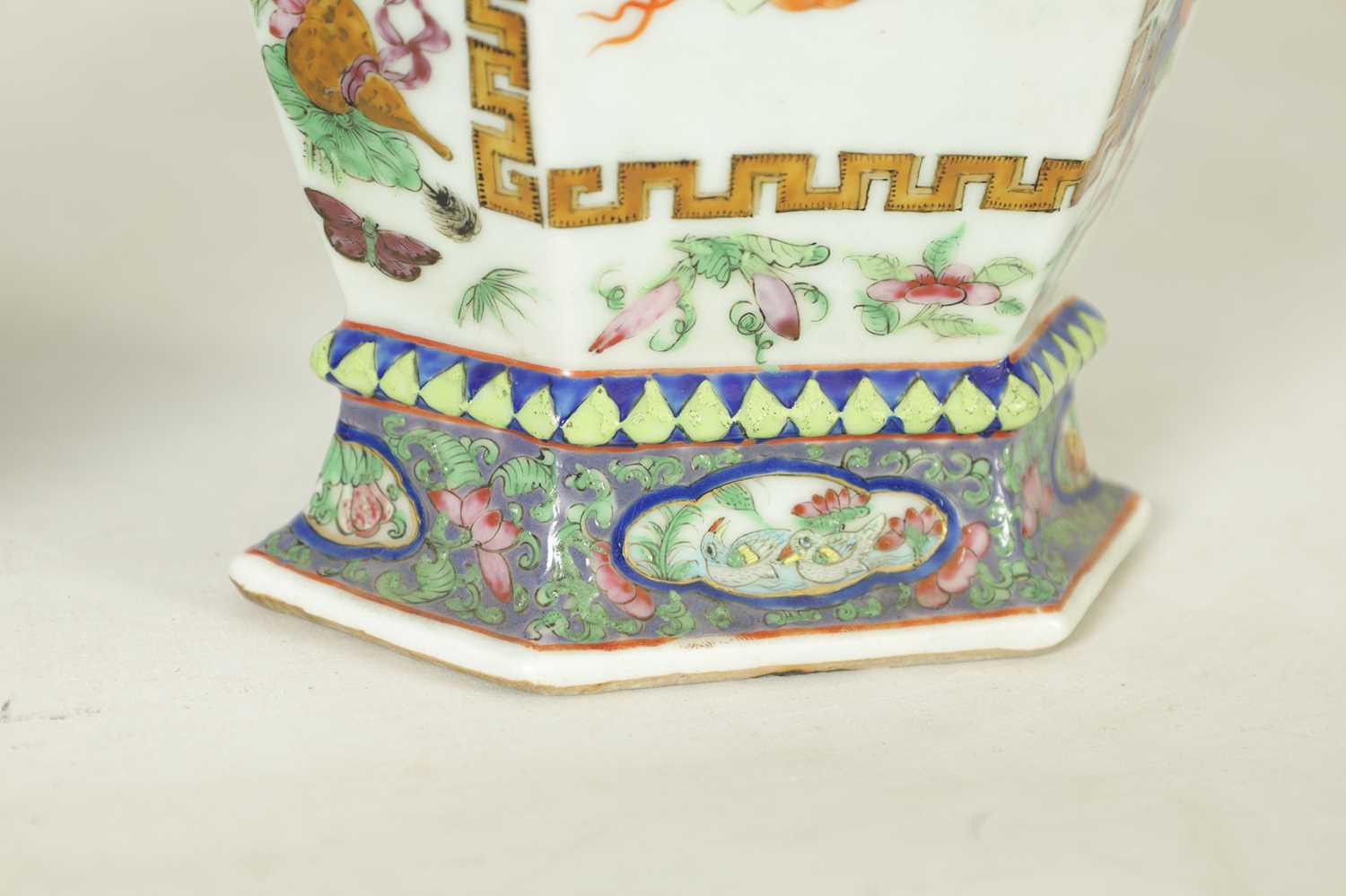 A PAIR 19TH CENTURY CHINESE CANTON FAMILLE ROSE SHAPED RECTANGULAR POLYCHROME VASES - Image 10 of 15