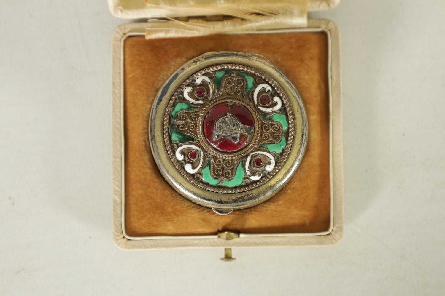 A LATE 19TH-CENTURY RUSSIAN HALLMARKED SILVER GILT AND ENAMEL PILL BOX - Image 5 of 10