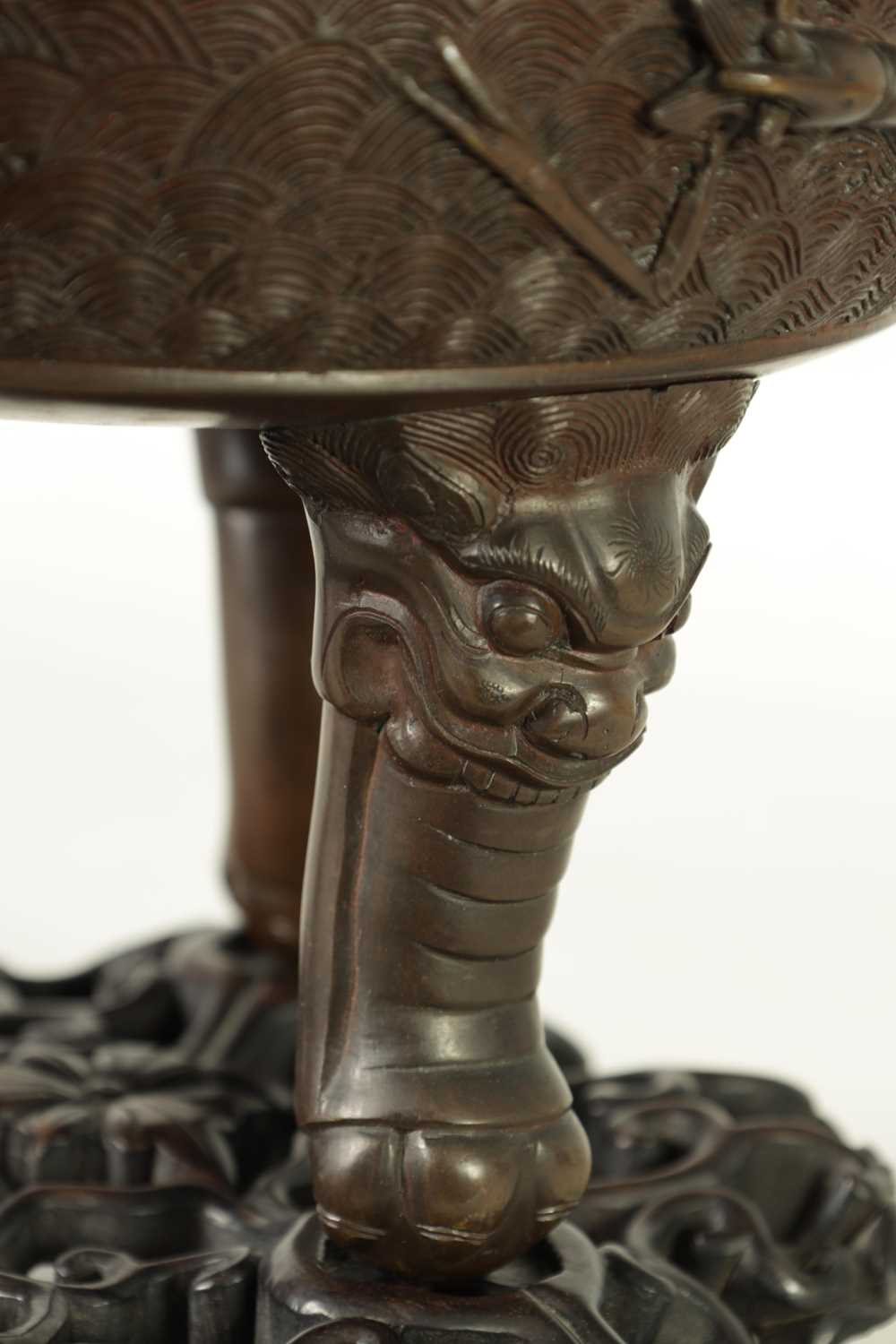 A 19TH CENTURY CHINESE BRONZE CENSER AND LID MOUNTED ON A HARDWOOD STAND - Image 13 of 31