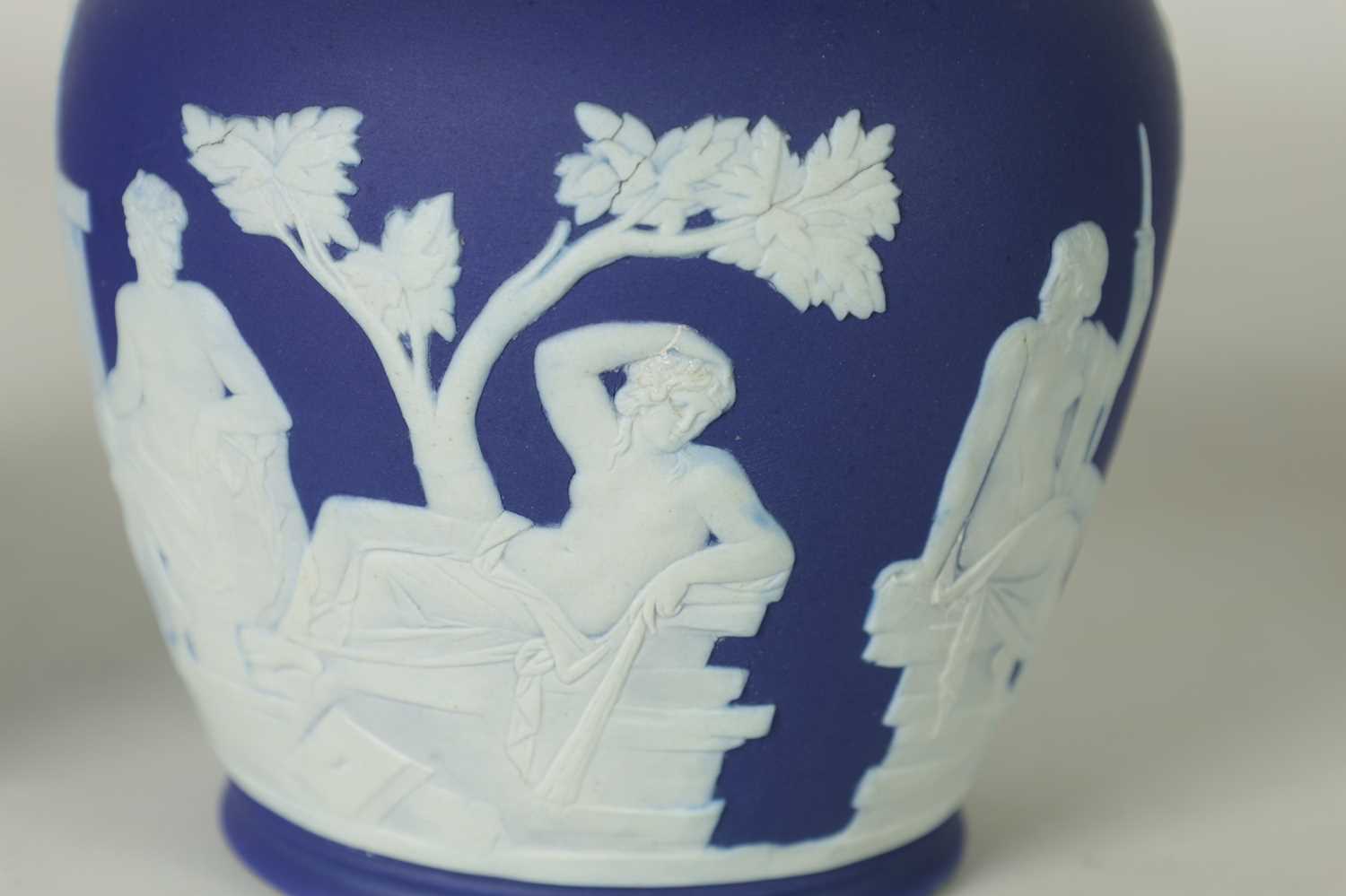 A PAIR OF WEDGWOOD DARK BLUE JASPER WARE MODEL OF THE PORTLAND VASE CIRCA 1900 - Image 2 of 11