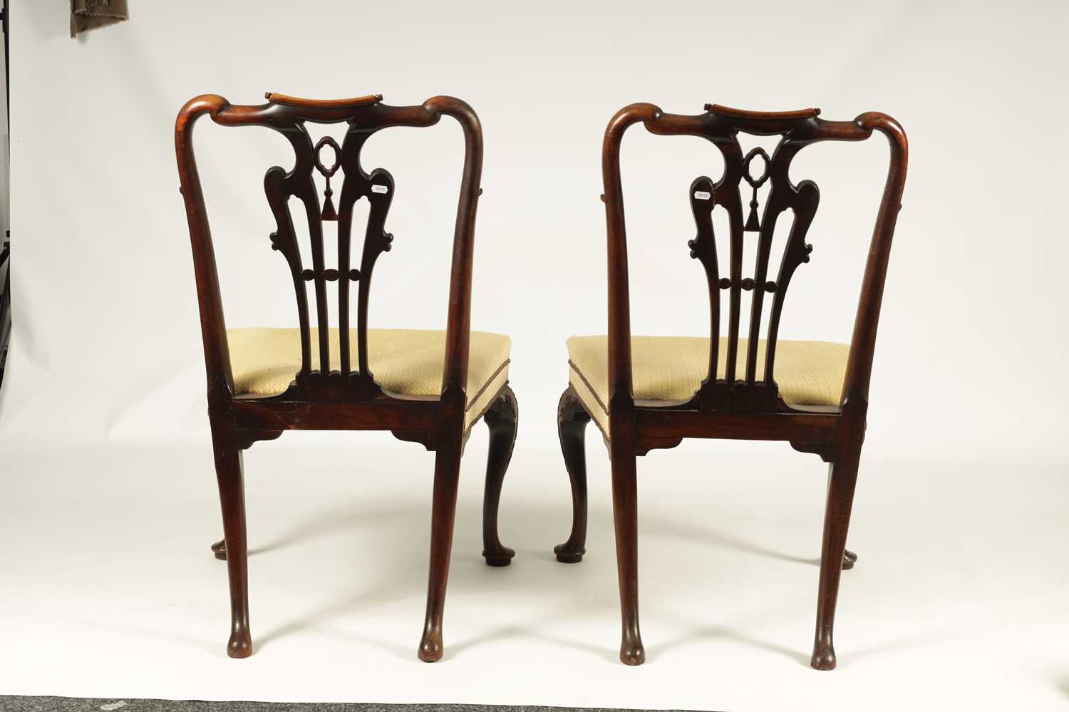 A FINE PAIR OF GEORGE II MAHOGANY UPHOLSTERED SIDE CHAIRS OF GENEROUS SIZE - Image 4 of 10