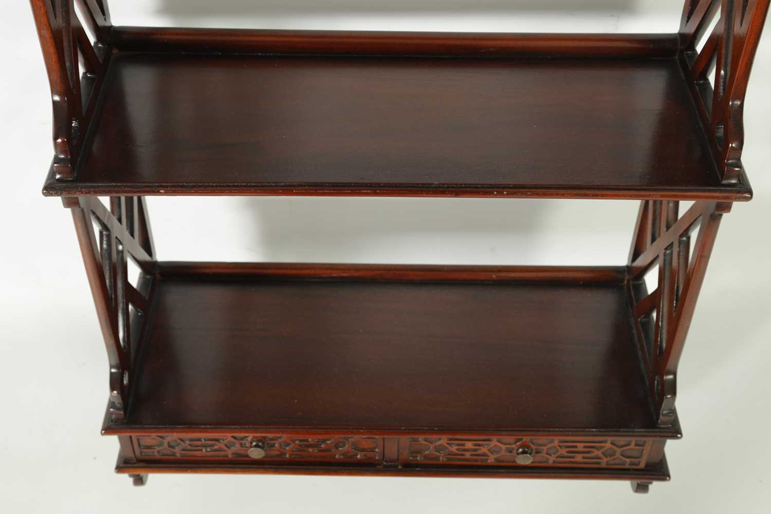 A SET OF 19TH CENTURY CHIPPENDALE STYLE MAHOGANY HANGING SHELVES - Image 7 of 8