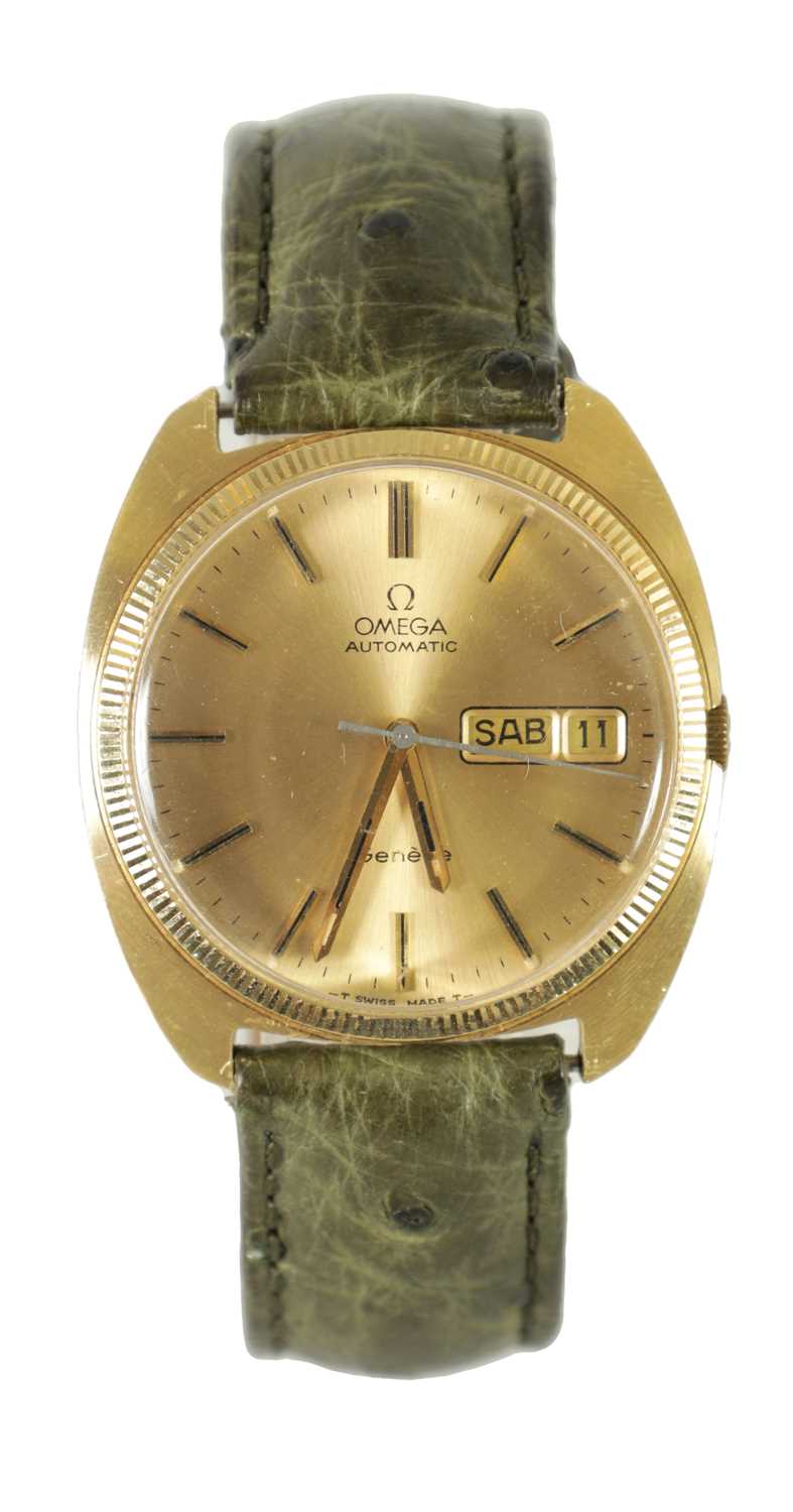 AN 18CT GOLD OMEGA DAY/DATE WRISTWATCH