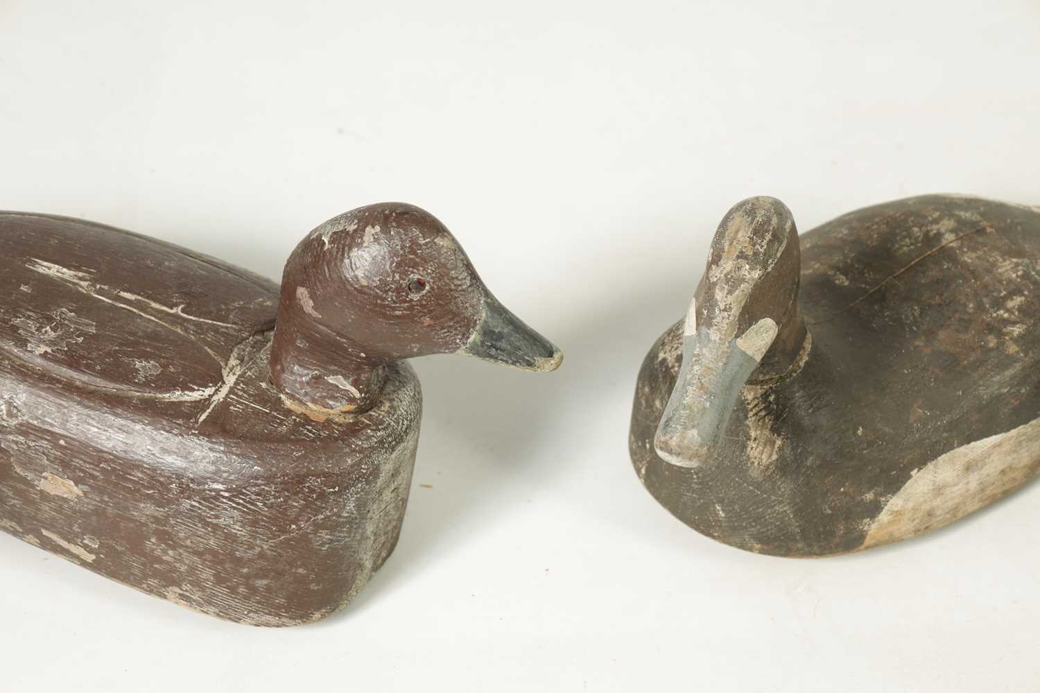 A SELECTION OF FIVE CARVED WOODEN DECOY DUCKS - Image 4 of 6