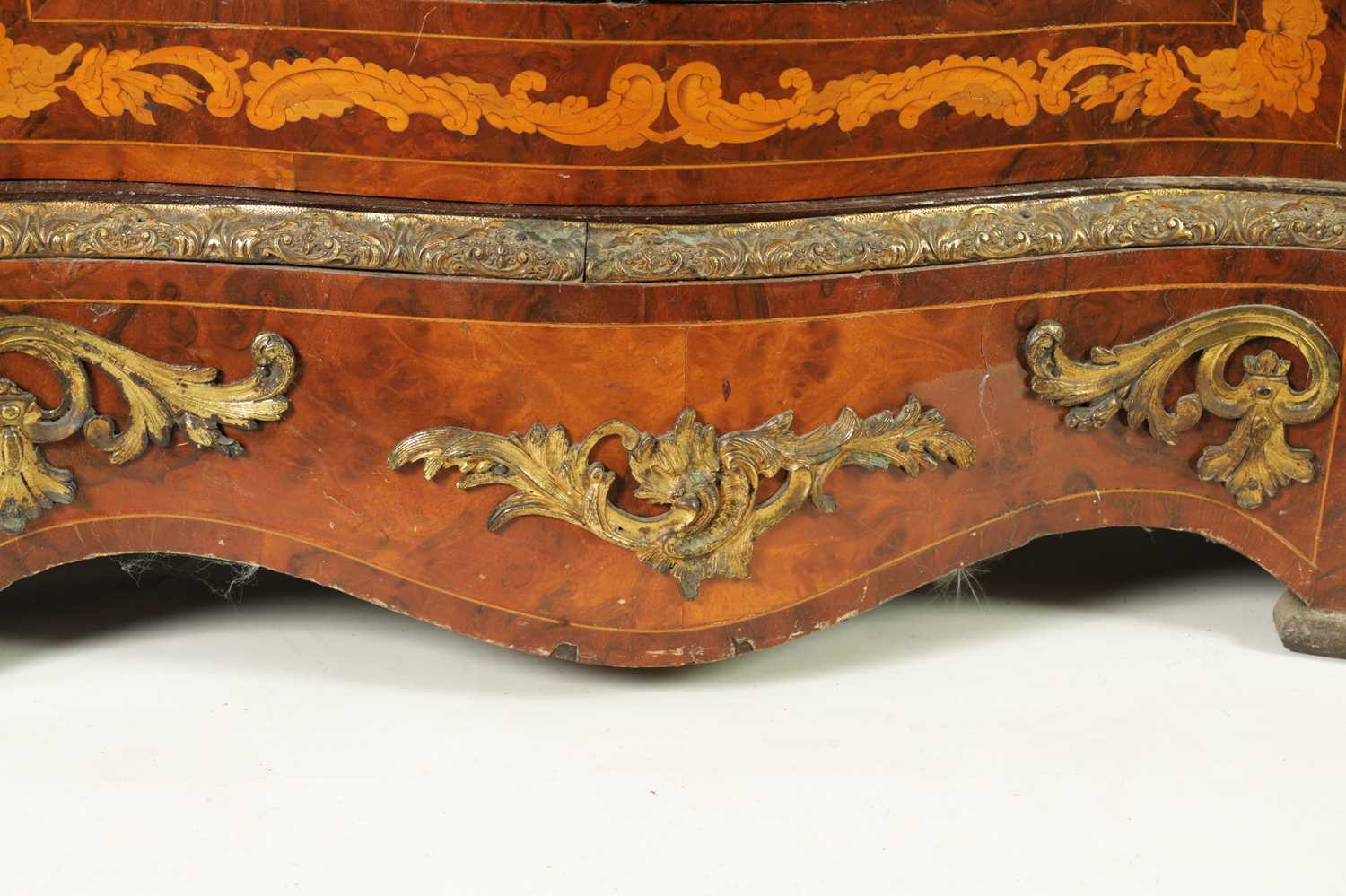 A FINE 19TH CENTURY ORMOLU MOUNTED WALNUT AND FLORAL MARQUETRY INLAID SERPENTINE SIDE CABINET - Image 12 of 16