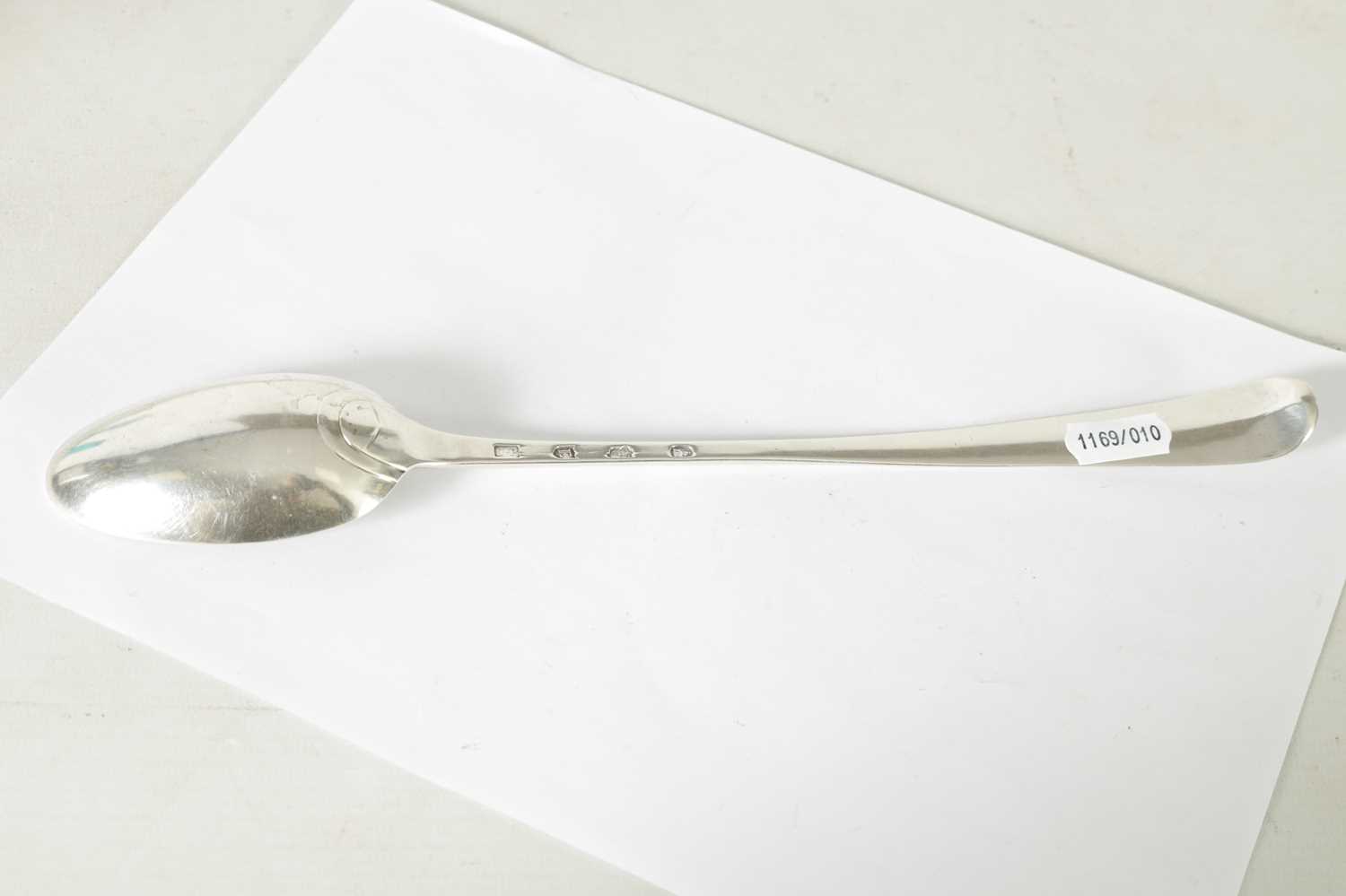 A LATE 18TH-CENTURY IRISH SILVER SERVING SPOON - Image 4 of 6