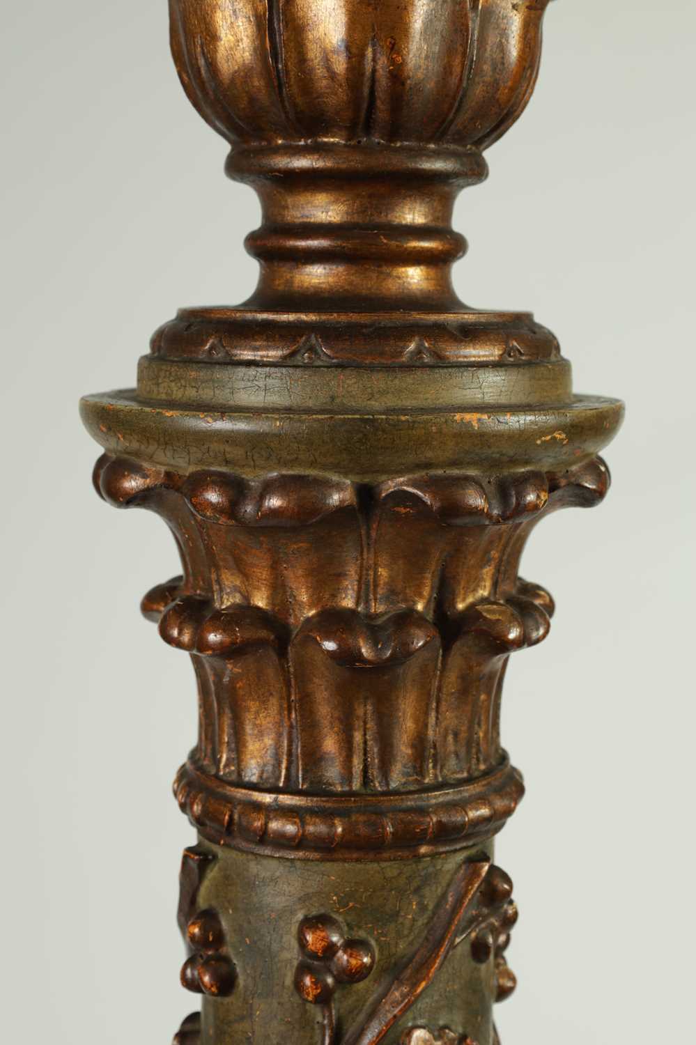 A 19TH CENTURY CARVED GILT WOOD TORCHERE - Image 3 of 8