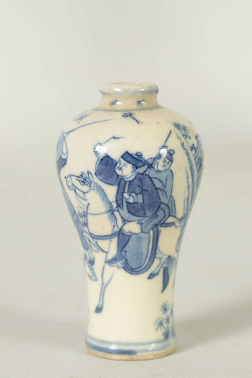 A 18TH CENTURY CHINESE MINIATURE BLUE AND WHITE INVERTED BALUSTER VASE - Image 2 of 8