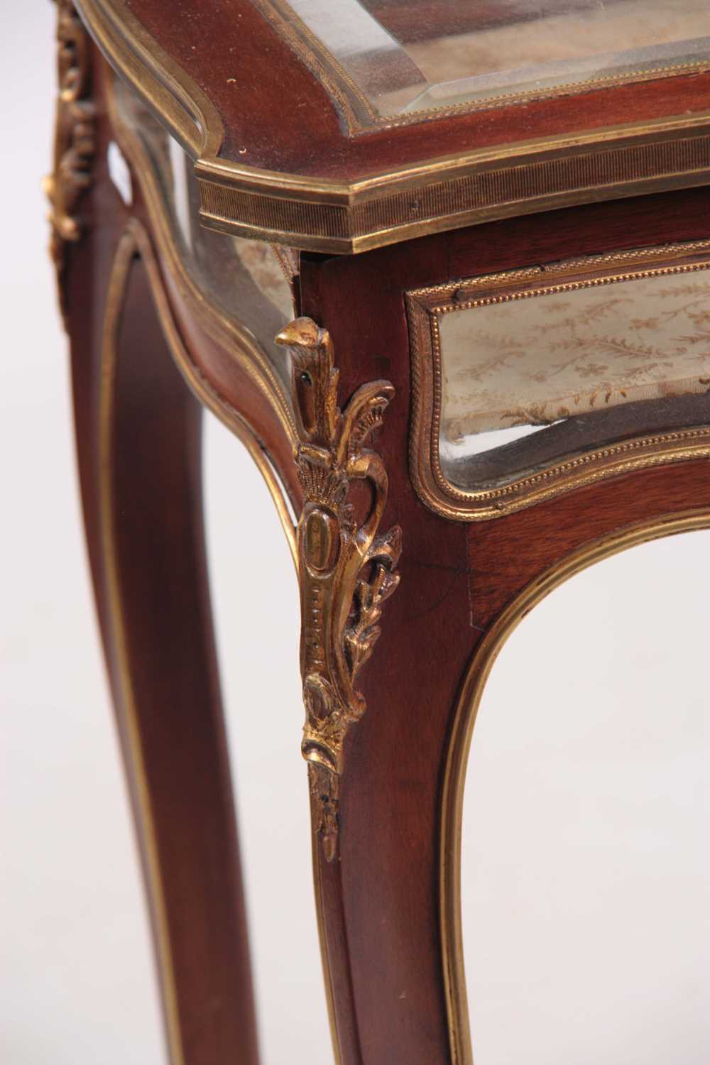 A 19TH CENTURY ORMOLU MOUNTED SERPENTINE SHAPED MAHOGANY BIJOUTERIE TABLE - Image 8 of 8