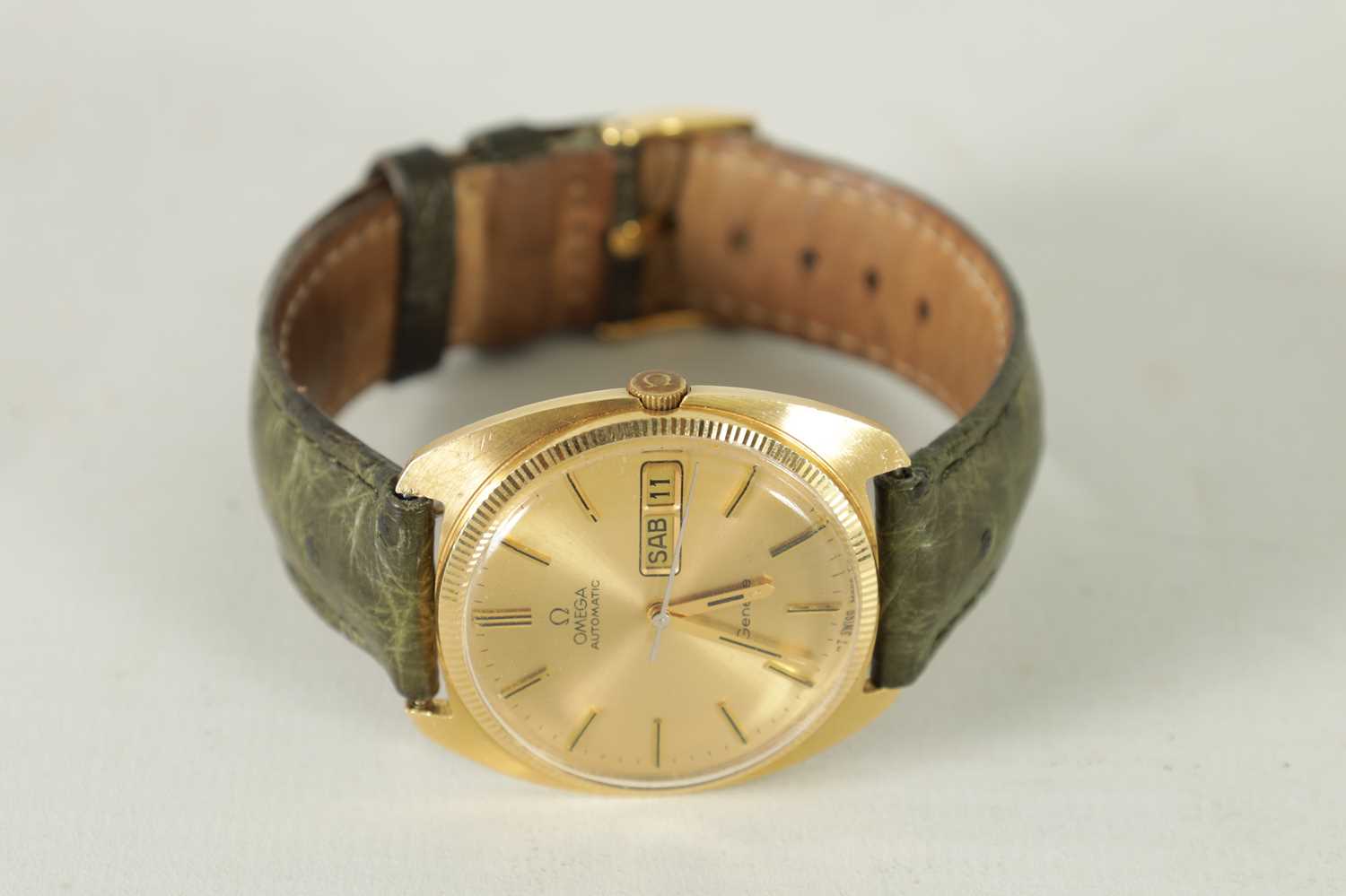 AN 18CT GOLD OMEGA DAY/DATE WRISTWATCH - Image 2 of 5