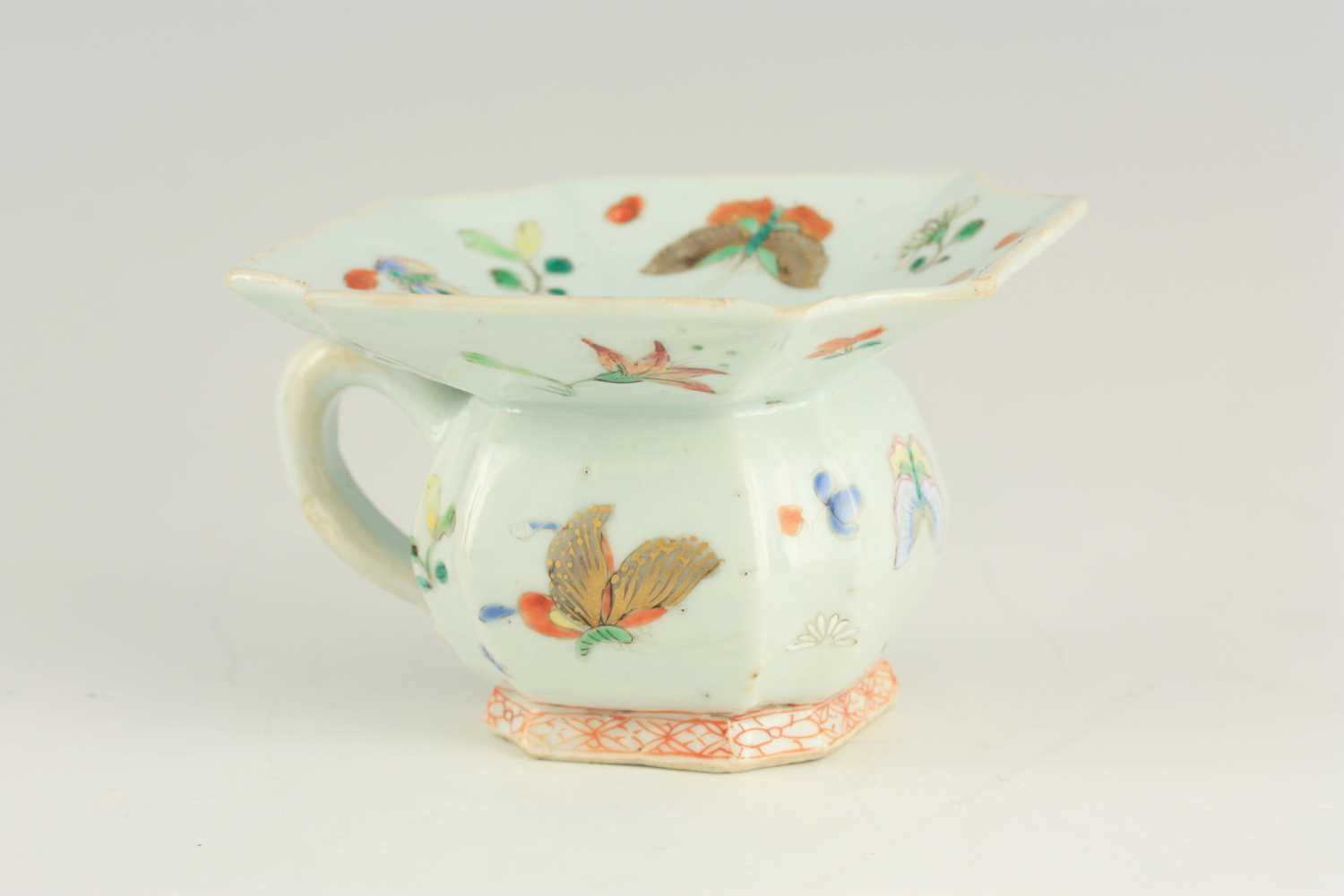 AN 18TH CENTURY CHINESE PORCELAIN SPITTOON - Image 2 of 4