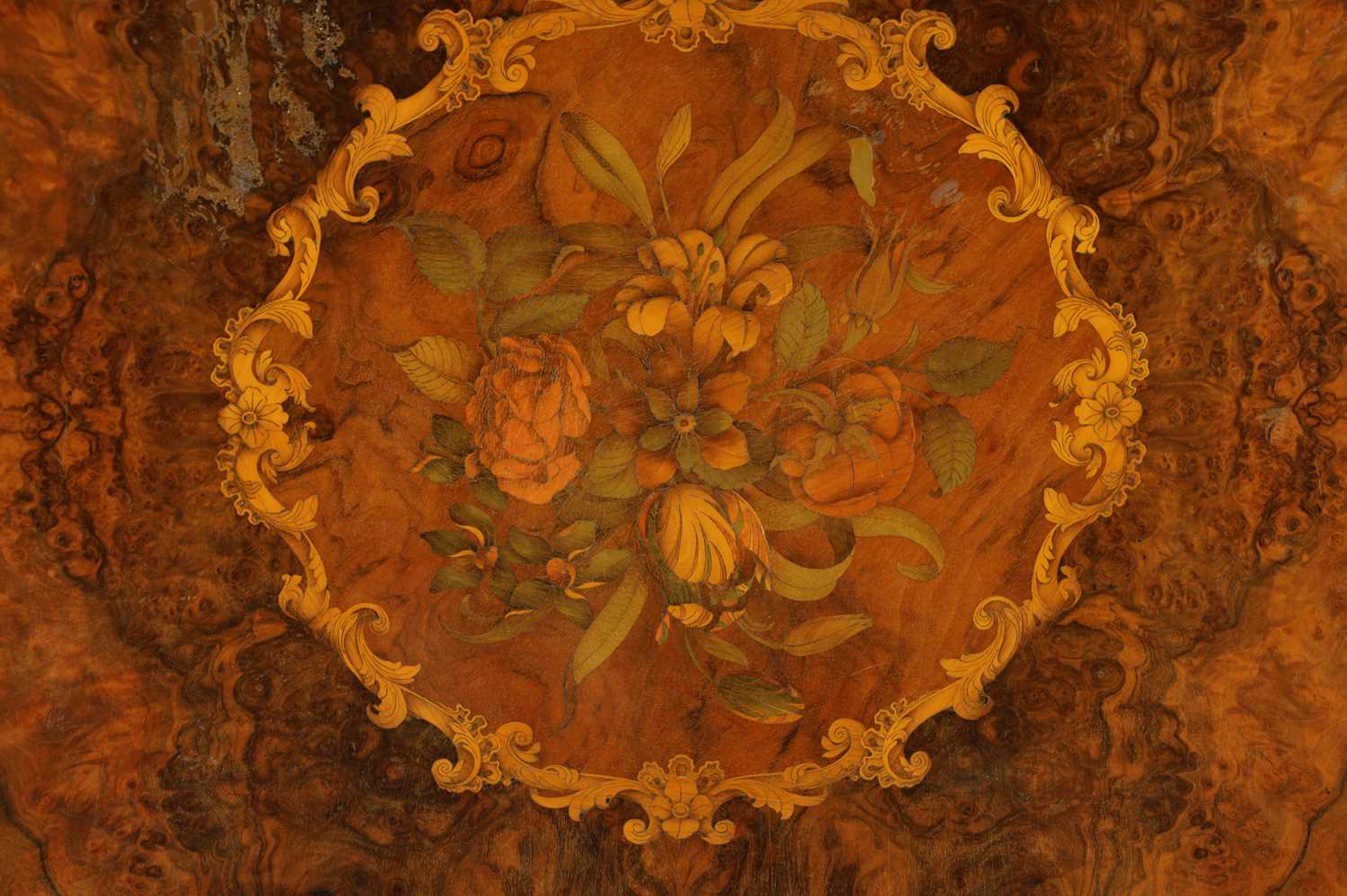 A FINE 19TH CENTURY ORMOLU MOUNTED BURR WALNUT AND FLORAL MARQUETRY CENTRE TABLE IN THE MANNER OF ED - Image 7 of 10