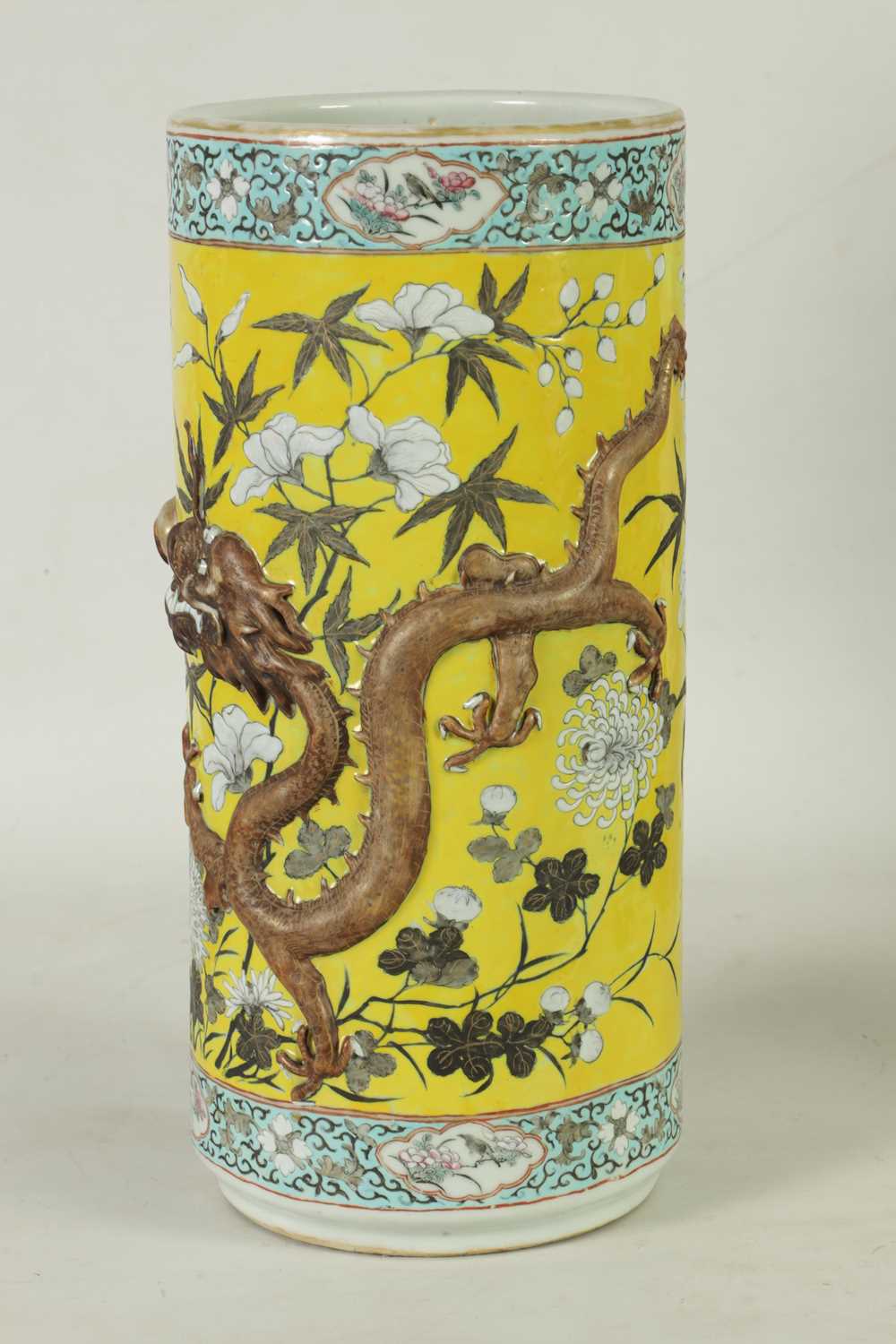 A 19TH CENTURY CHINESE FAMILLE JAUNE STICK STAND - Image 7 of 23