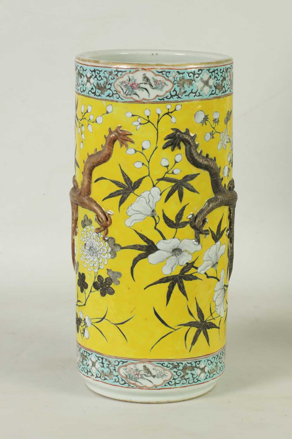 A 19TH CENTURY CHINESE FAMILLE JAUNE STICK STAND - Image 8 of 23