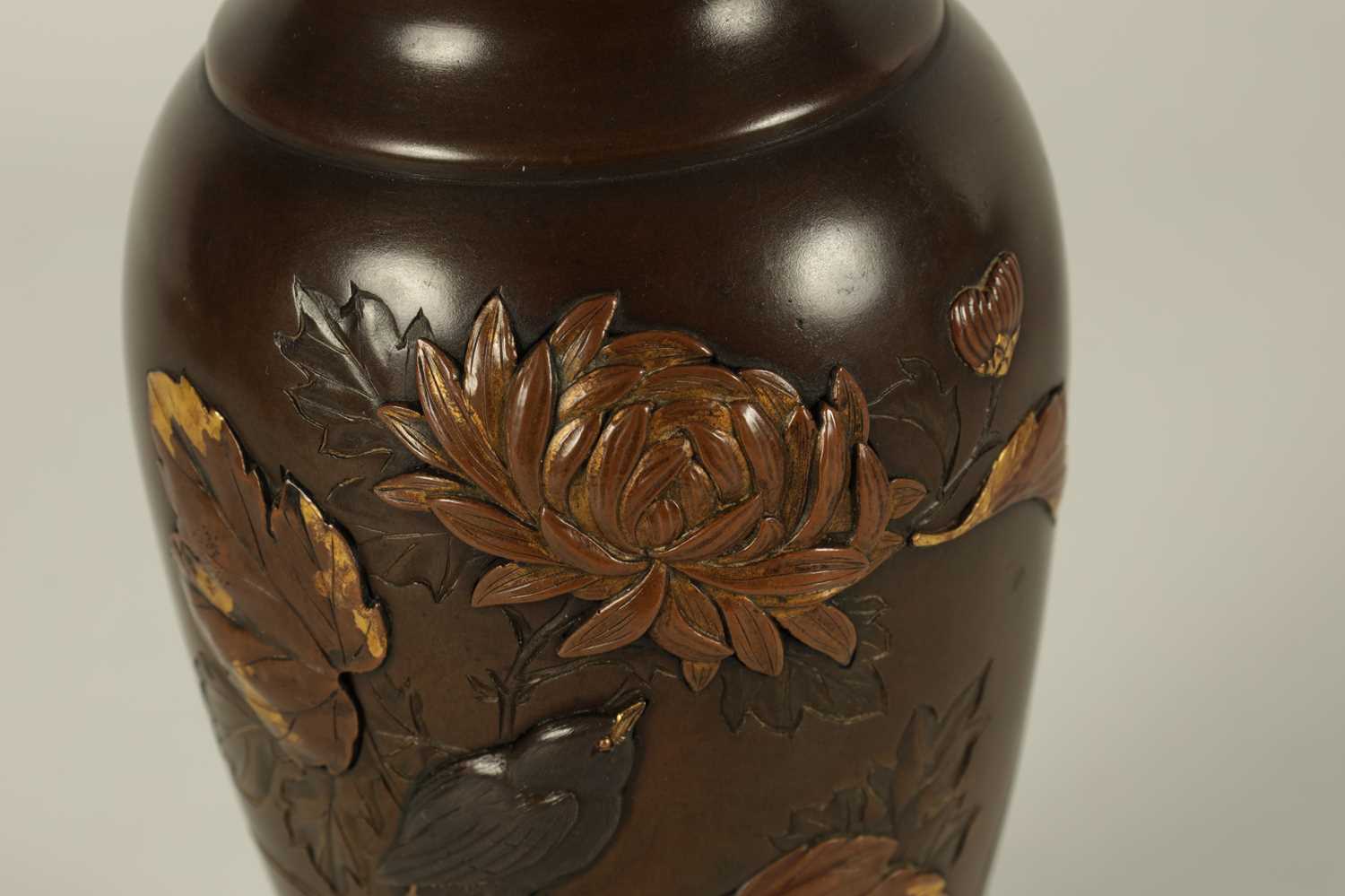 A JAPANESE MEIJI PERIOD MIXED METAL BRONZE BALUSTER VASE - Image 2 of 8