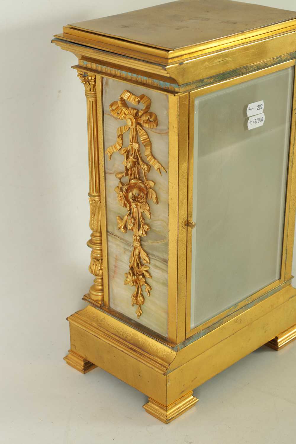 A 19TH CENTURY FRENCH ORMOLU AND ONYX PANELLED MANTEL CLOCK - Image 7 of 10