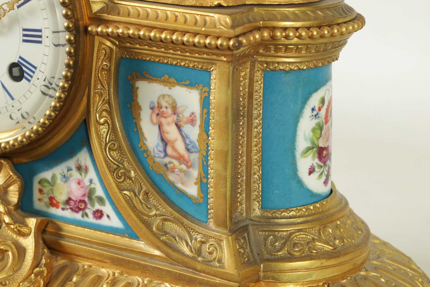 CHARLES OUDIN, A PARIS. A LATE 19TH CENTURY FRENCH ORMOLU AND PORCELAIN PANELLED MANTEL CLOCK - Image 6 of 11