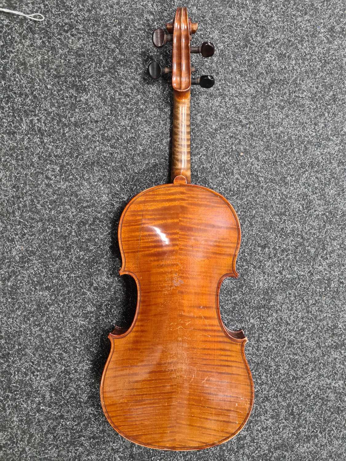 A 19TH CENTURY VIOLIN - Image 11 of 17