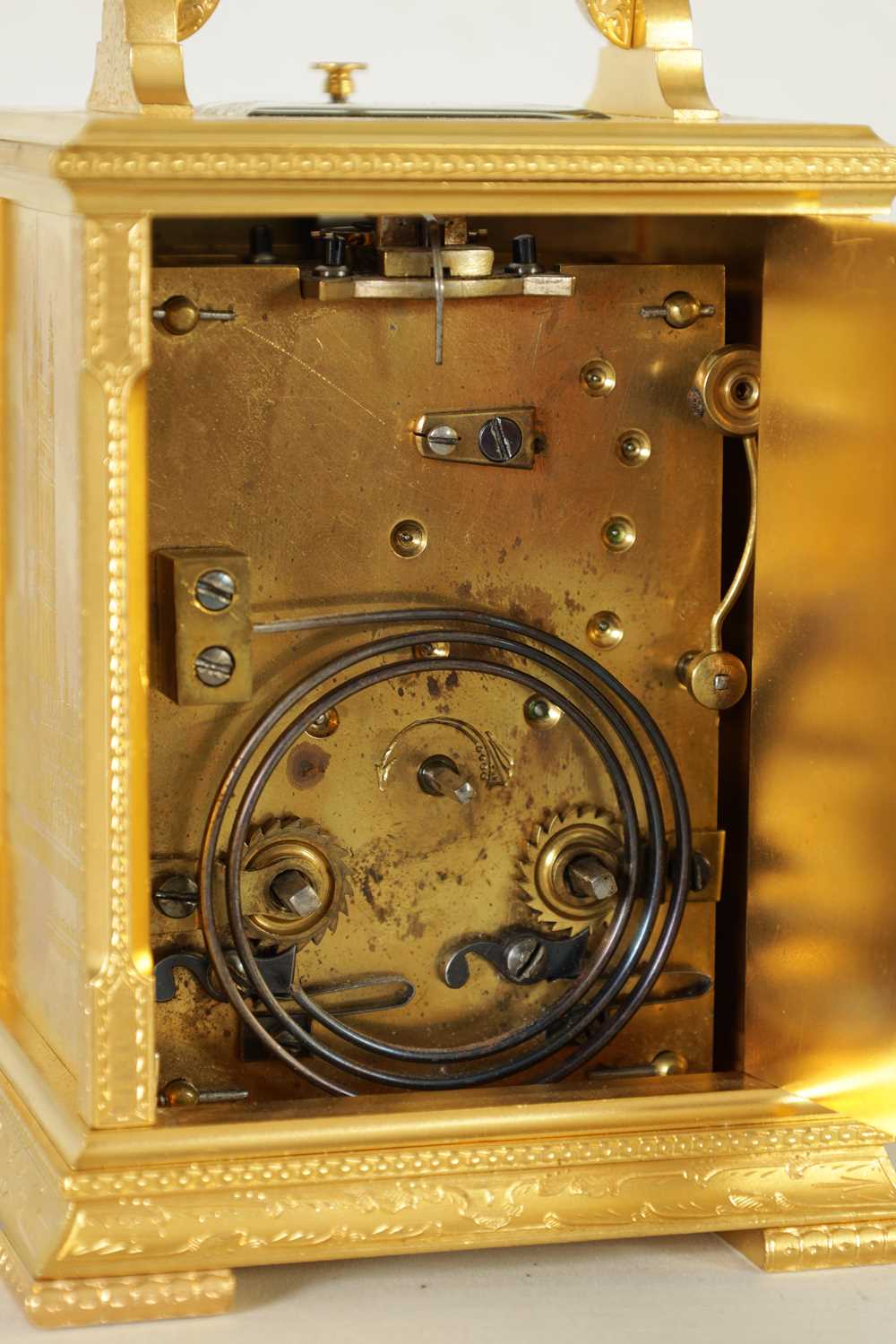 A FINELY ENGRAVED ENGLISH CASED REPEATING CARRIAGE CLOCK - Image 7 of 8