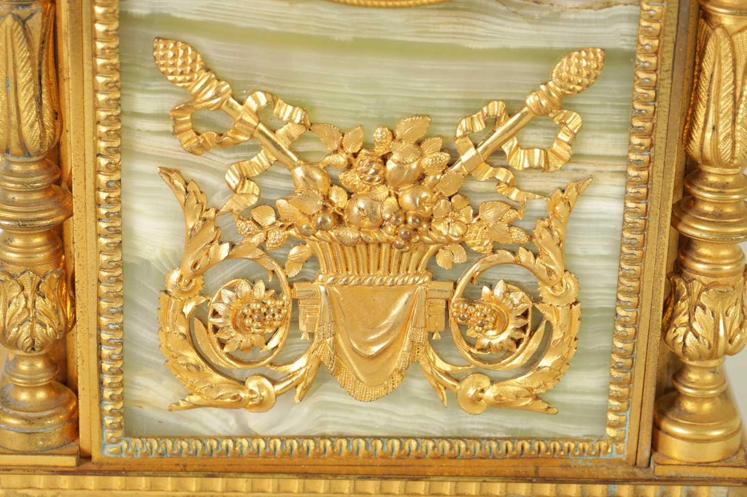 A 19TH CENTURY FRENCH ORMOLU AND ONYX PANELLED MANTEL CLOCK - Image 4 of 10