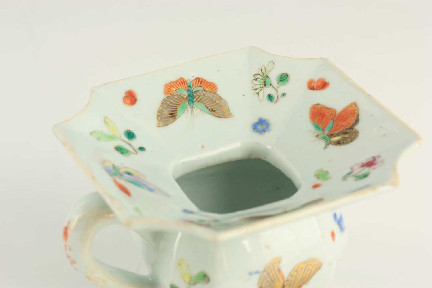 AN 18TH CENTURY CHINESE PORCELAIN SPITTOON - Image 4 of 4