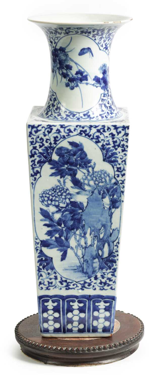 A GOOD 18TH/19TH CENTURY CHINESE BLUE AND WHITE PORCELAIN SQUARE TAPERING VASE