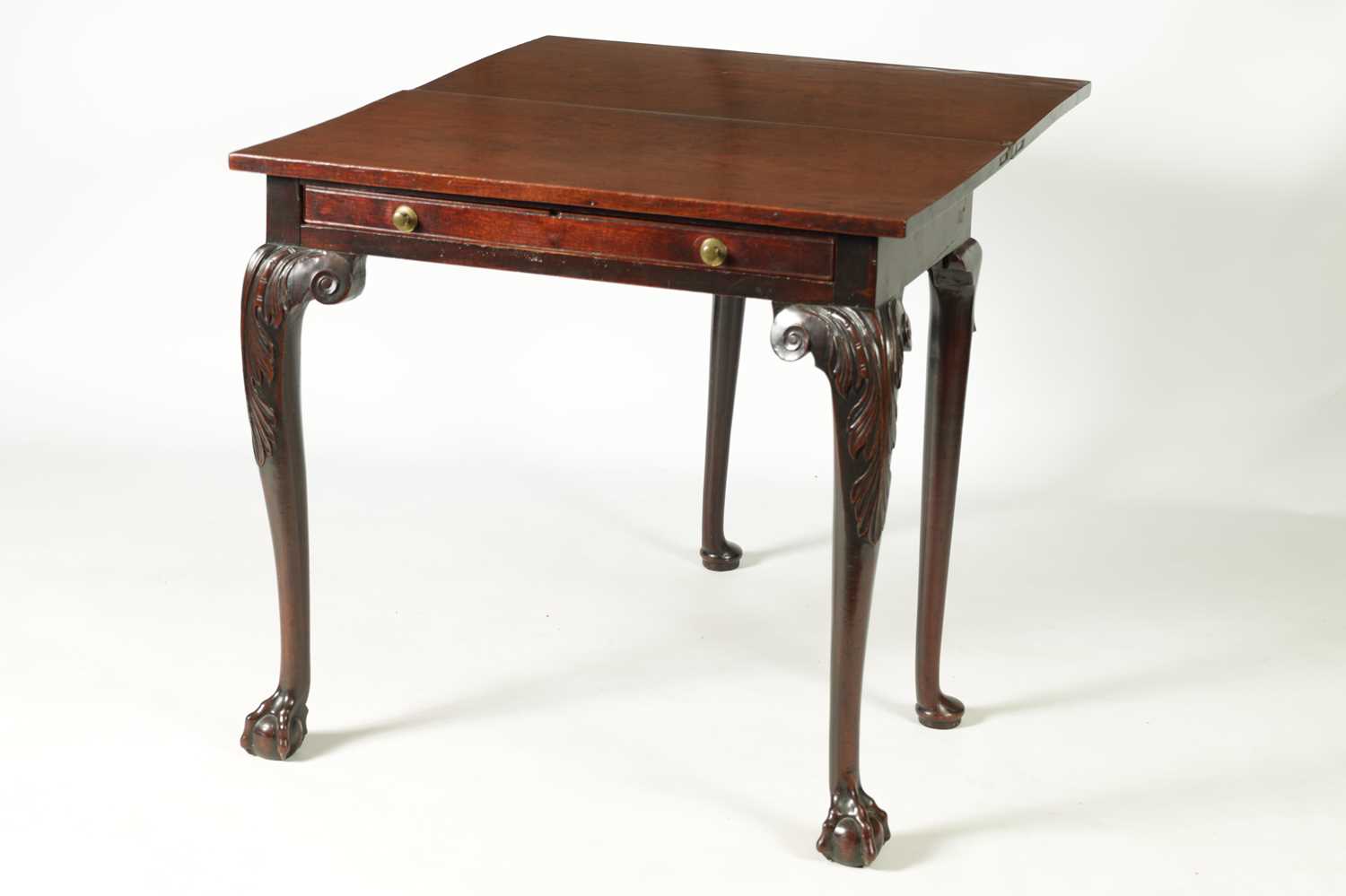 AN EARLY GEORGE III FIGURED MAHOGANY TEA TABLE POSSIBLY IRISH - Image 2 of 8