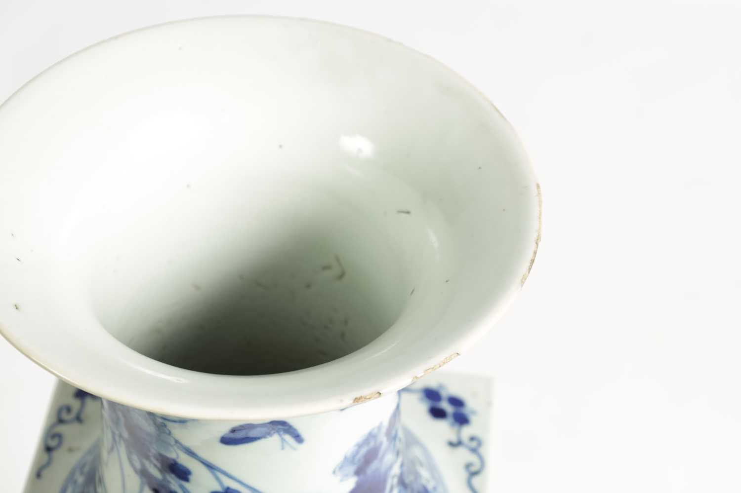 A GOOD 18TH/19TH CENTURY CHINESE BLUE AND WHITE PORCELAIN SQUARE TAPERING VASE - Image 3 of 19