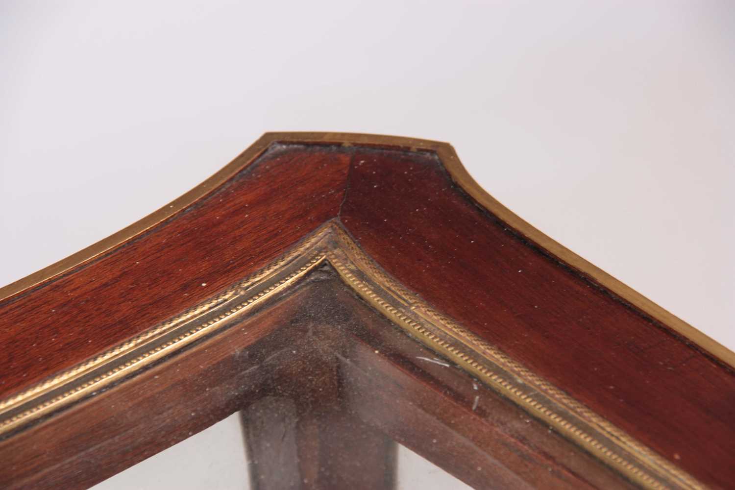 A 19TH CENTURY ORMOLU MOUNTED SERPENTINE SHAPED MAHOGANY BIJOUTERIE TABLE - Image 5 of 8