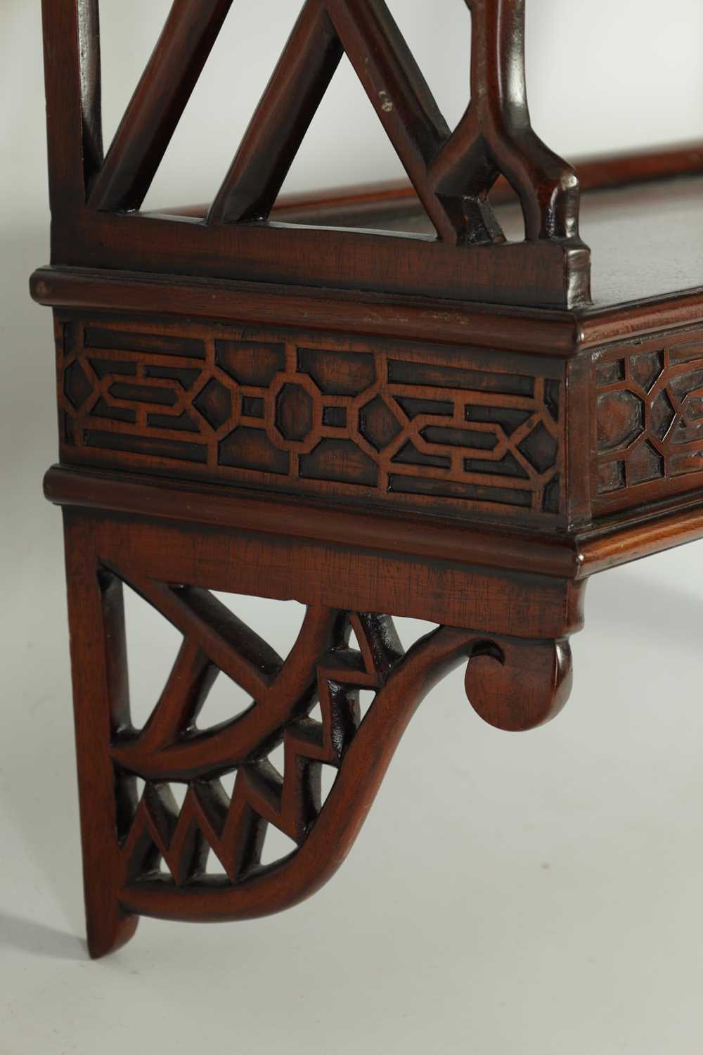 A SET OF 19TH CENTURY CHIPPENDALE STYLE MAHOGANY HANGING SHELVES - Image 3 of 8