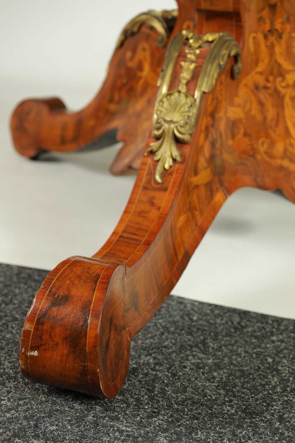 A FINE 19TH CENTURY ORMOLU MOUNTED BURR WALNUT AND FLORAL MARQUETRY CENTRE TABLE IN THE MANNER OF ED - Image 5 of 10