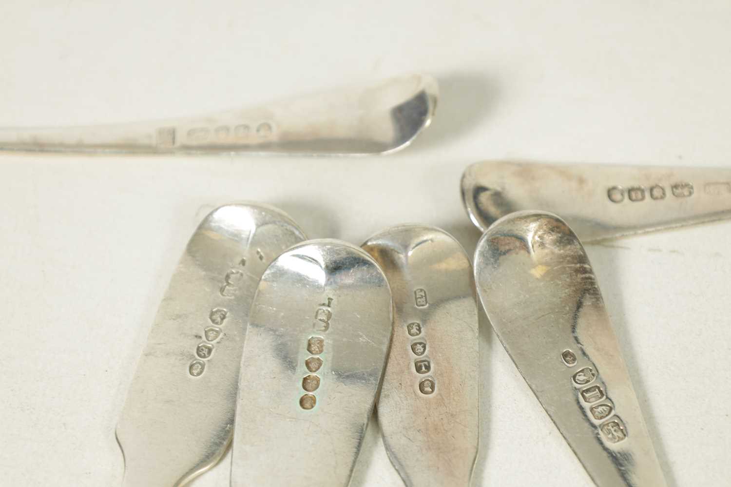 A MATCHED SET OF 11 GEORGE III OLD ENGLISH AND FIDDLE PATTERN SILVER SERVING/SOUP SPOONS - Image 5 of 7