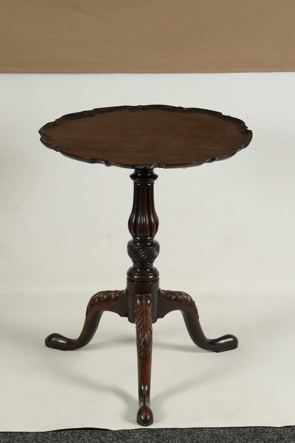 A GOOD GEORGE III MAHOGANY TILT TOP SUPPER TABLE - Image 3 of 6