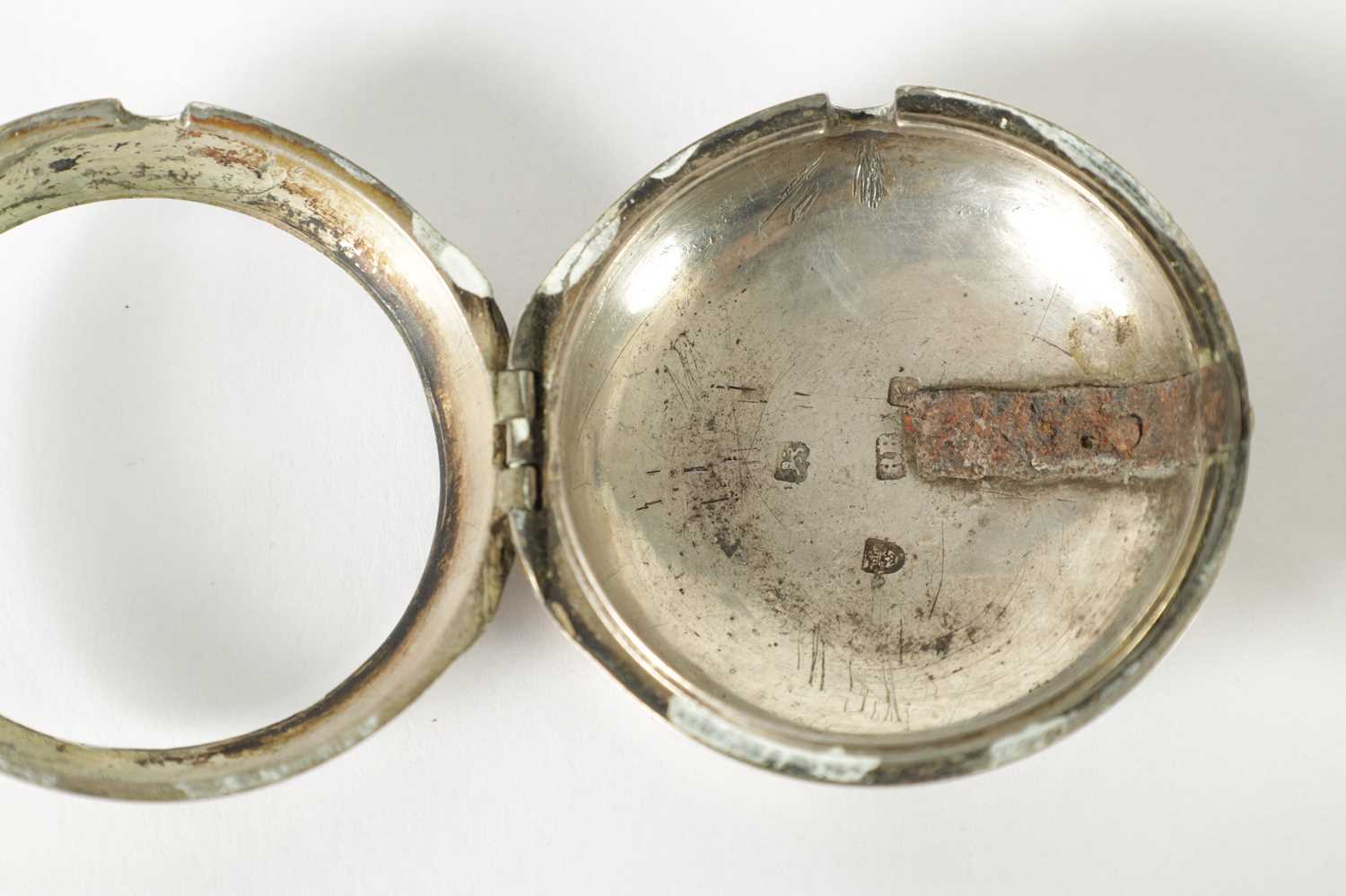 B. CLAY, LONDON. AN EARLY 18TH CENTURY SILVER PAIR CASE VERGE POCKET WATCH - Image 3 of 10