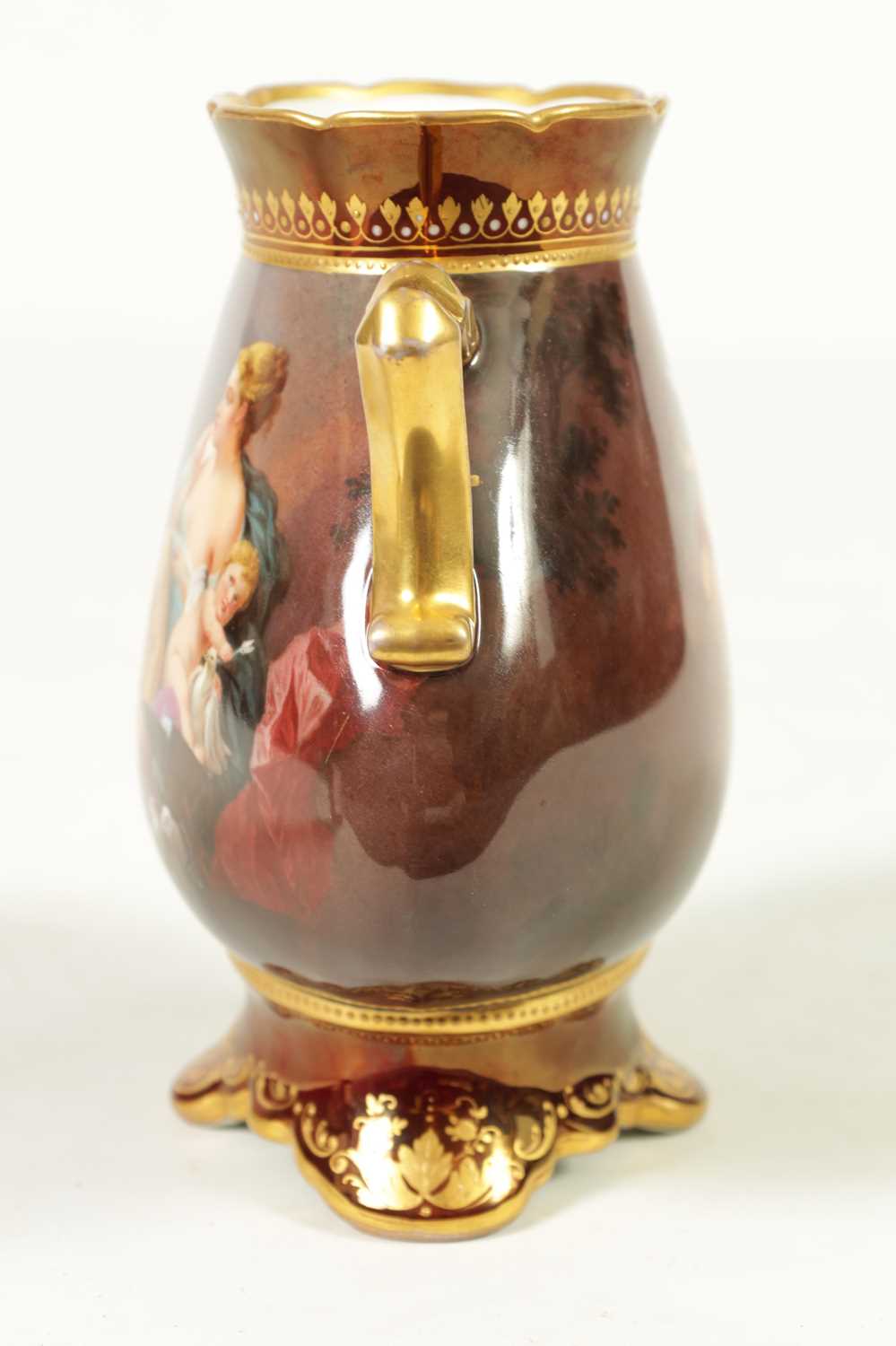 A LATE 19TH/EARLY 20TH CENTURY ‘VIENNA’ GILT TWO-HANDLED FLATTENED OVOID CABINET VASE - Image 5 of 10