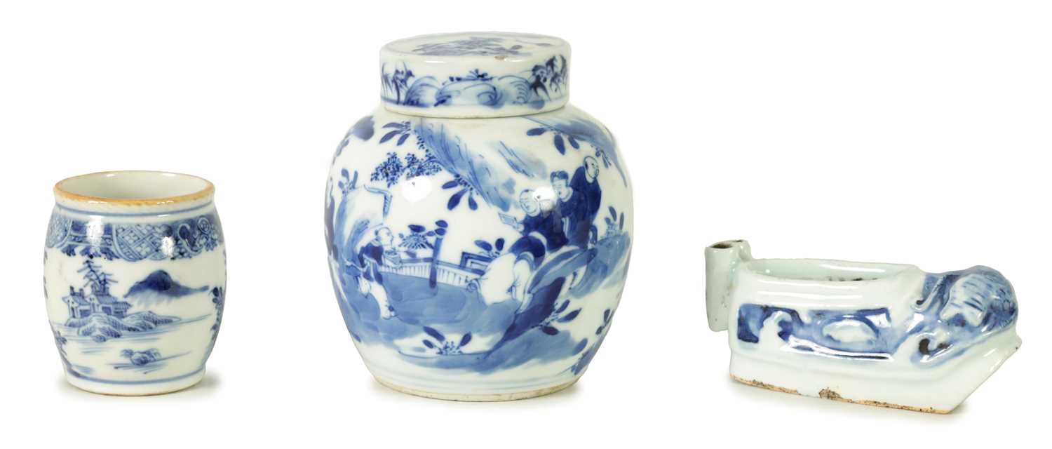 THREE PIECES OF CHINESE BLUE AND WHITE PORCELAIN