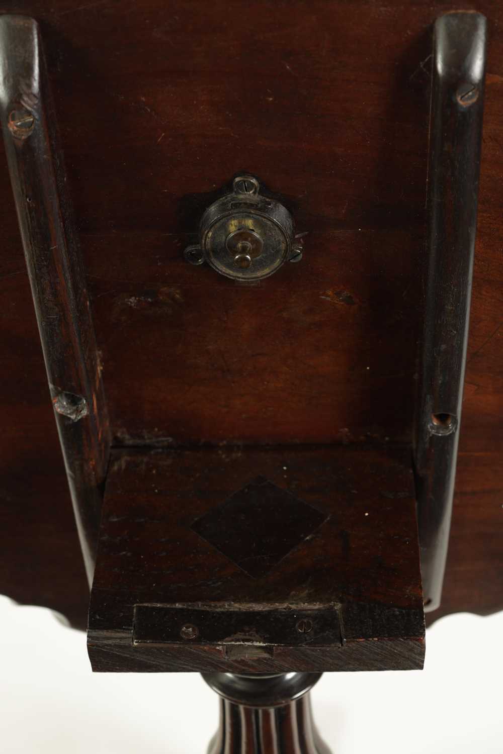 A GOOD GEORGE III MAHOGANY TILT TOP SUPPER TABLE - Image 6 of 6