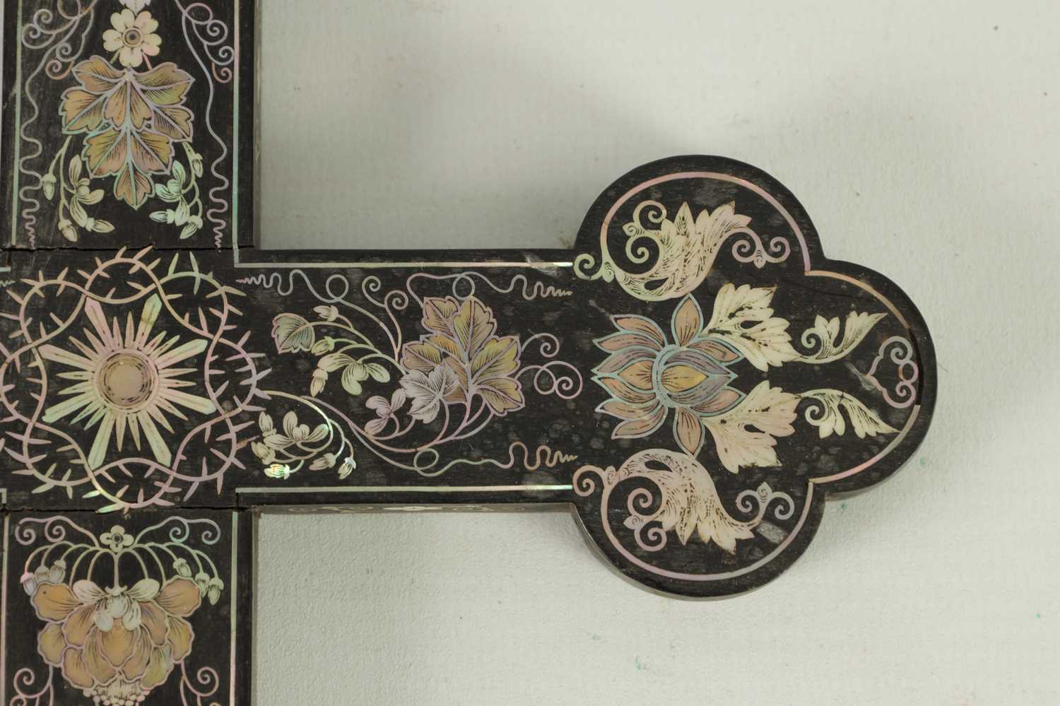 A FINE 18TH/19TH CENTURY CHINESE MOTHER OF PEARL INLAID HARDWOOD APOSTLE CROSS - Image 4 of 11