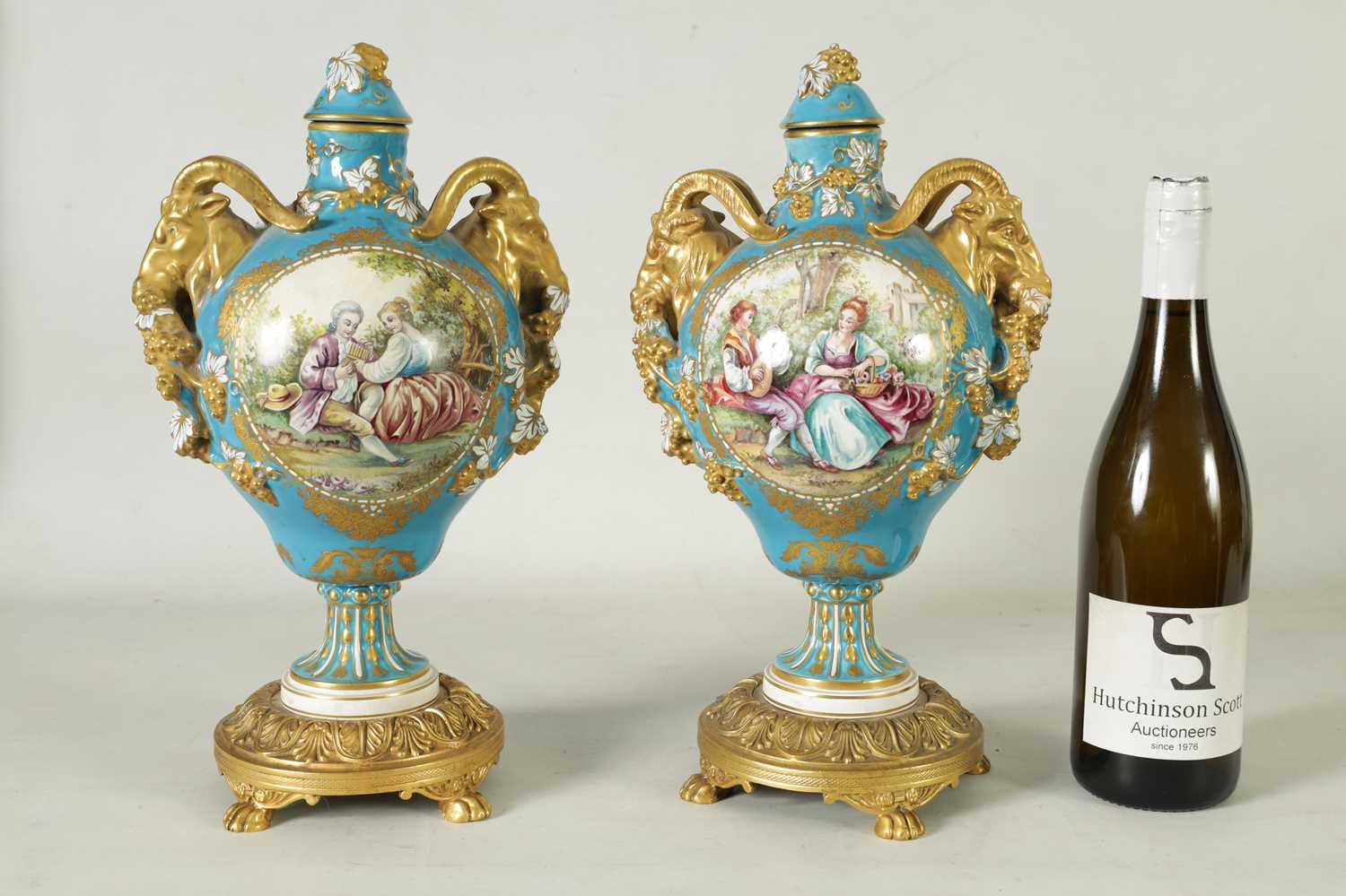 A PAIR OF 19TH CENTURY SEVRES STYLE ORMOLU MOUNTED VASES AND COVERS - Image 4 of 11