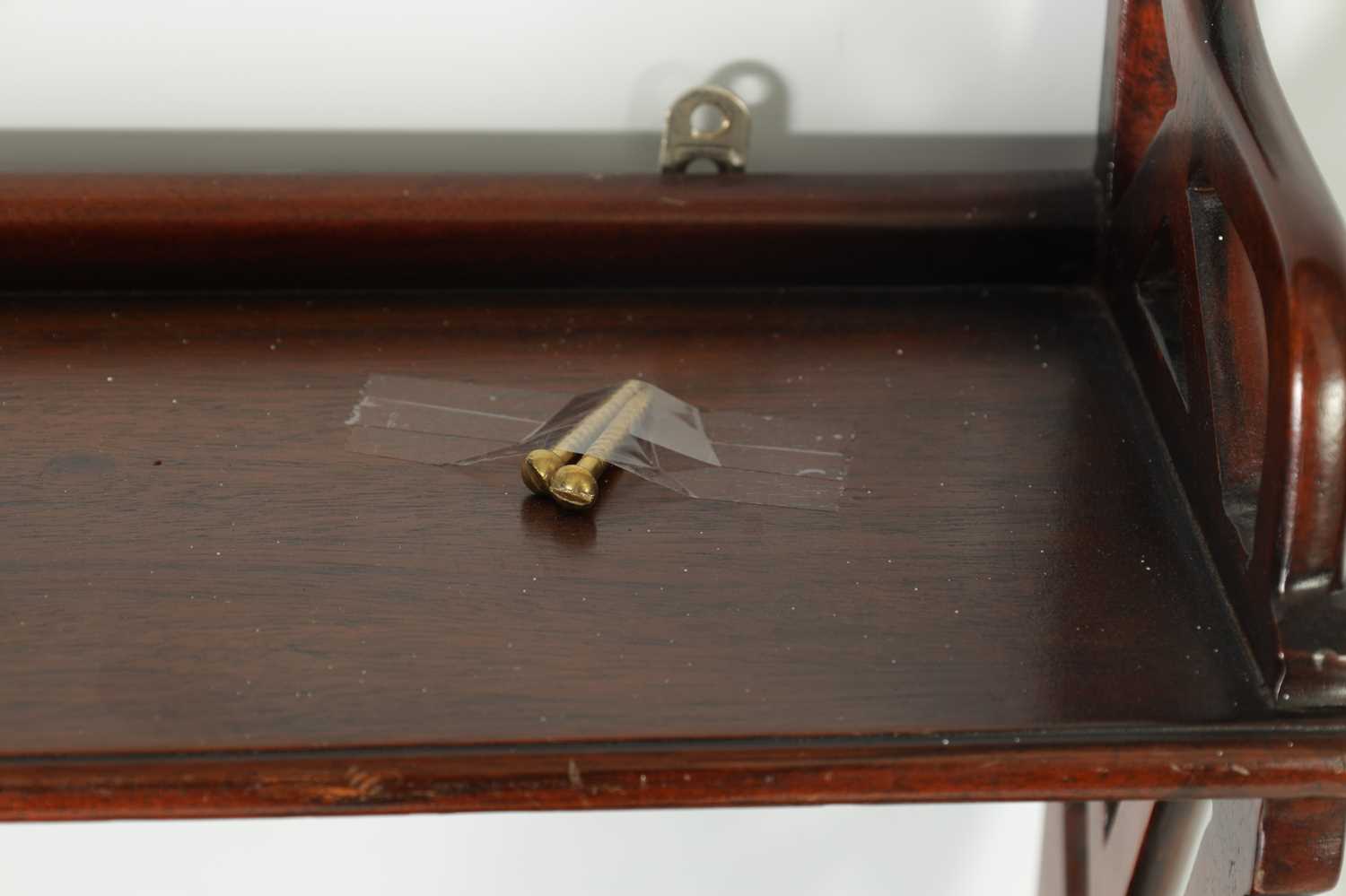 A SET OF 19TH CENTURY CHIPPENDALE STYLE MAHOGANY HANGING SHELVES - Image 6 of 8