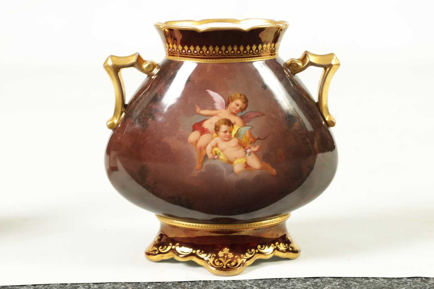 A LATE 19TH/EARLY 20TH CENTURY ‘VIENNA’ GILT TWO-HANDLED FLATTENED OVOID CABINET VASE - Image 6 of 10