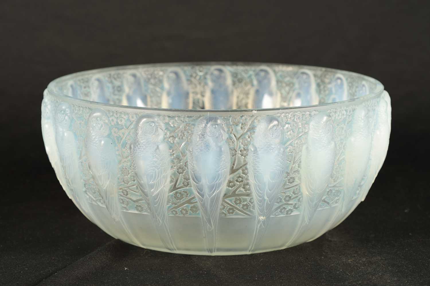 A RENE LALIQUE OPALESCENT BLUE STAINED 'PERRUCHES' BOWL - Image 4 of 10