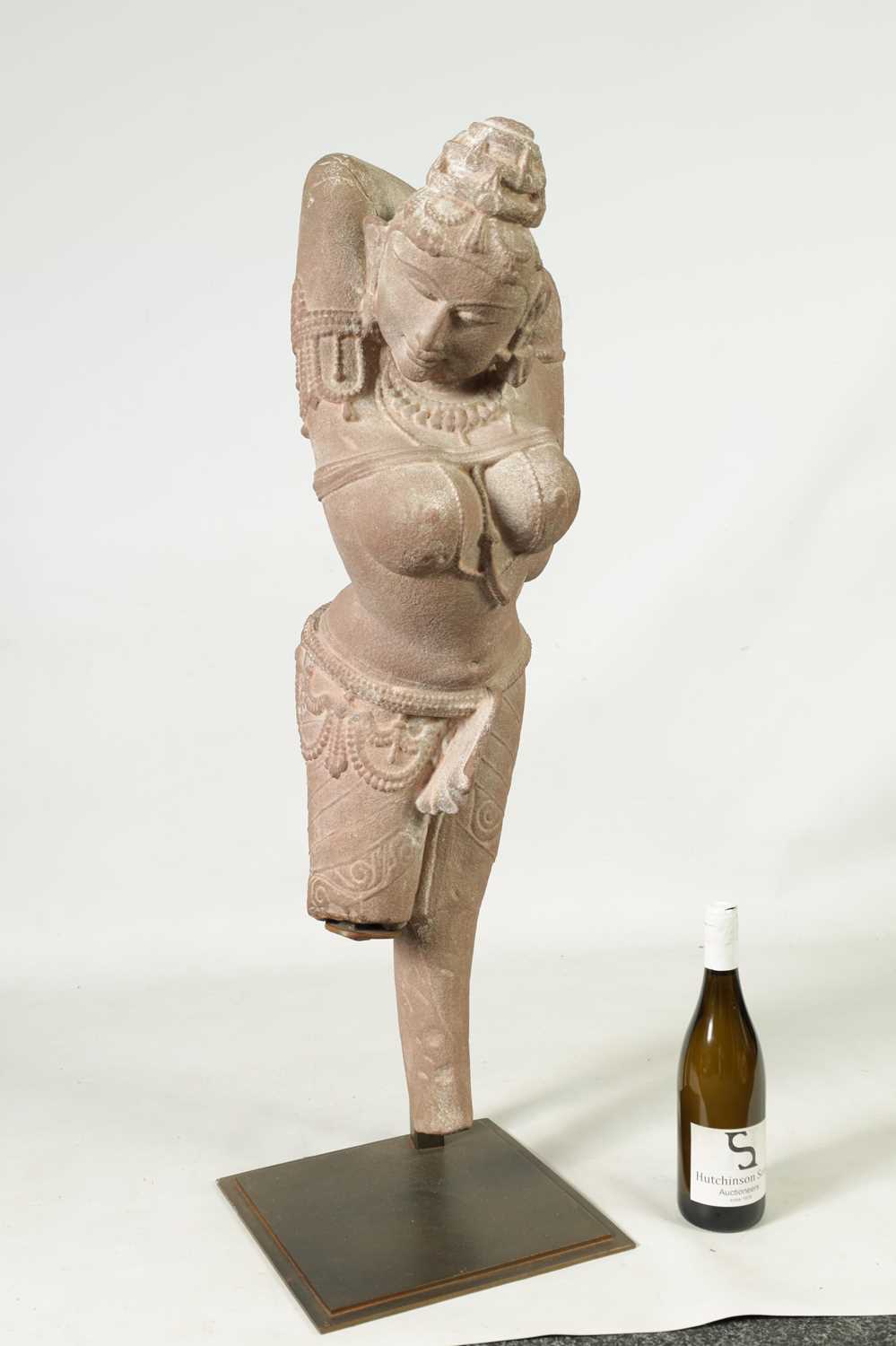 A 12TH CENTURY CARVED RED SANDSTONE NORTHERN INDIAN APSARA FIGURE - Image 3 of 14